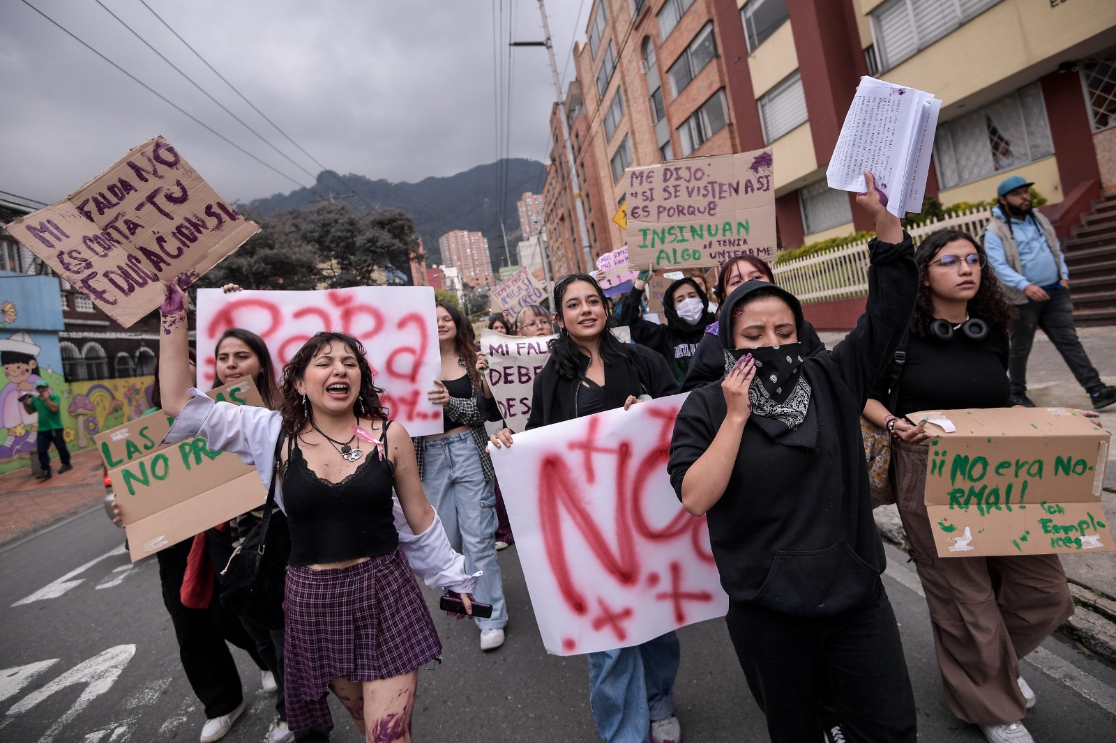 El plantón también se movilizó hacia la carrera séptima sobre la calle 65, donde está la fachada principal del colegio Bethlemitas, de corte religioso.