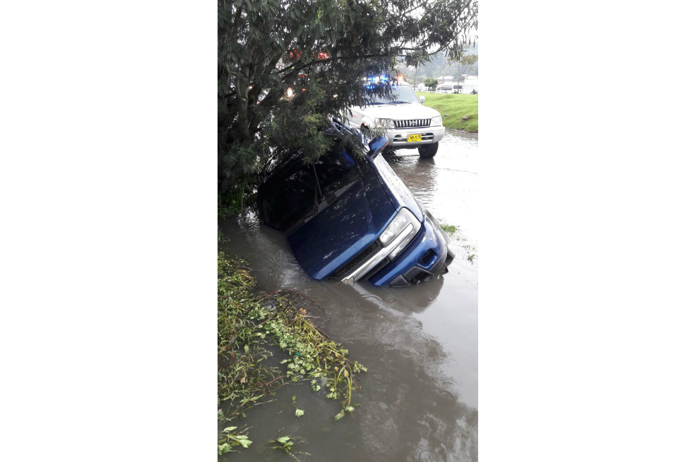 Derrumbes y carros atrapados deja otro día de lluvias en Bogotá