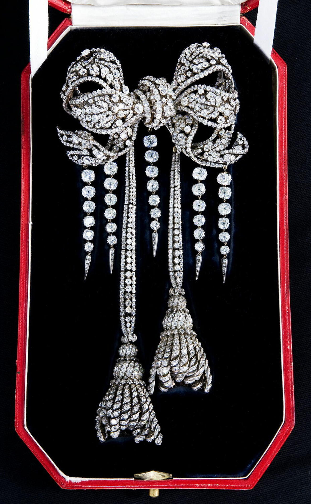 PARÍS (FRANCIA), 20/10/2025.- Imagen facilitada del broche de la emperatriz Eugenia robado del Museo del Louvre, en París. EFE/ Département Des Objets D'art Du Musée Du Louvre SOLO USO EDITORIAL/SOLO DISPONIBLE PARA ILUSTRAR LA NOTICIA QUE ACOMPAÑA (CRÉDITO OBLIGATORIO)