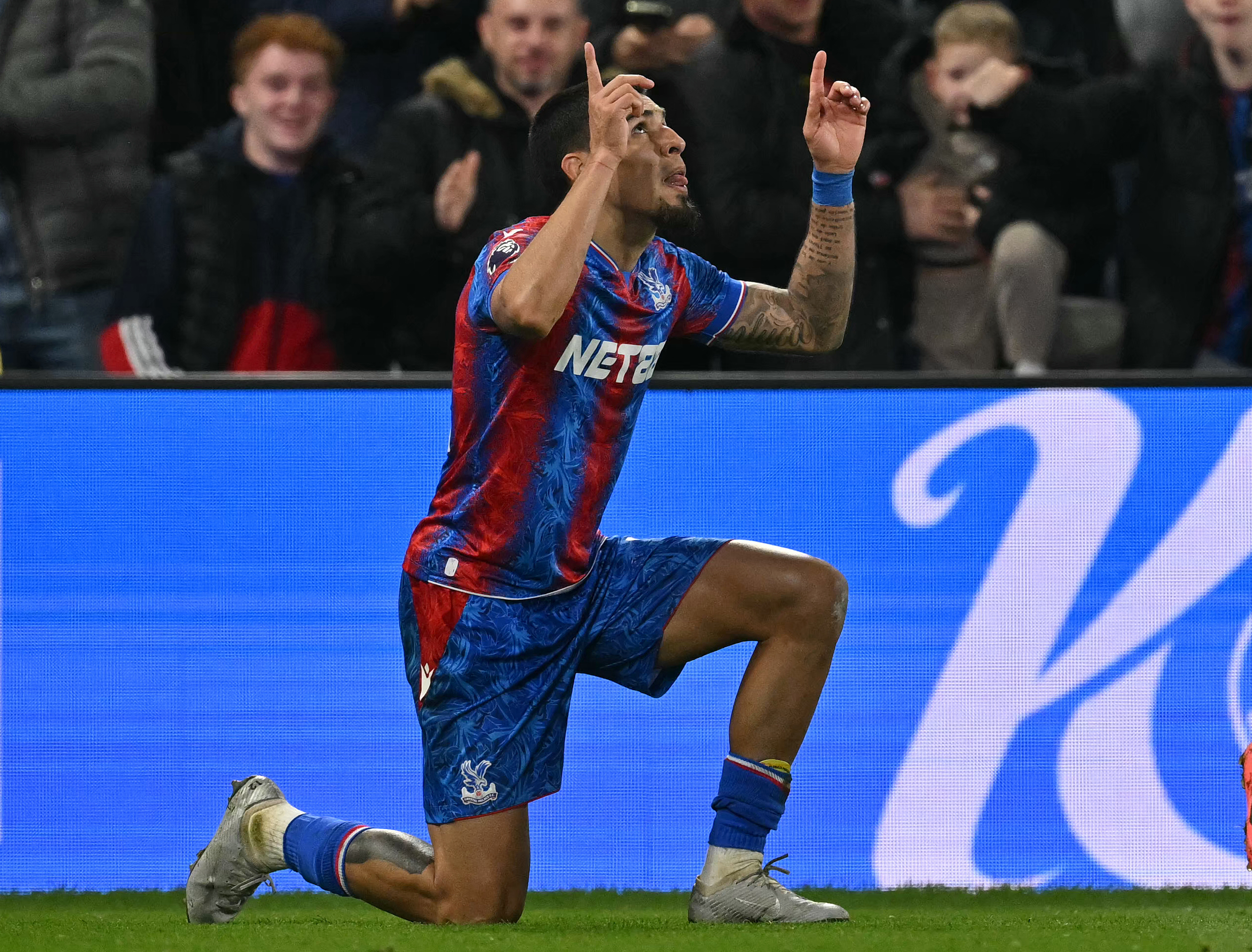 El emotivo gol de Daniel Muñoz que salvó un empate para el Crystal Palace: video