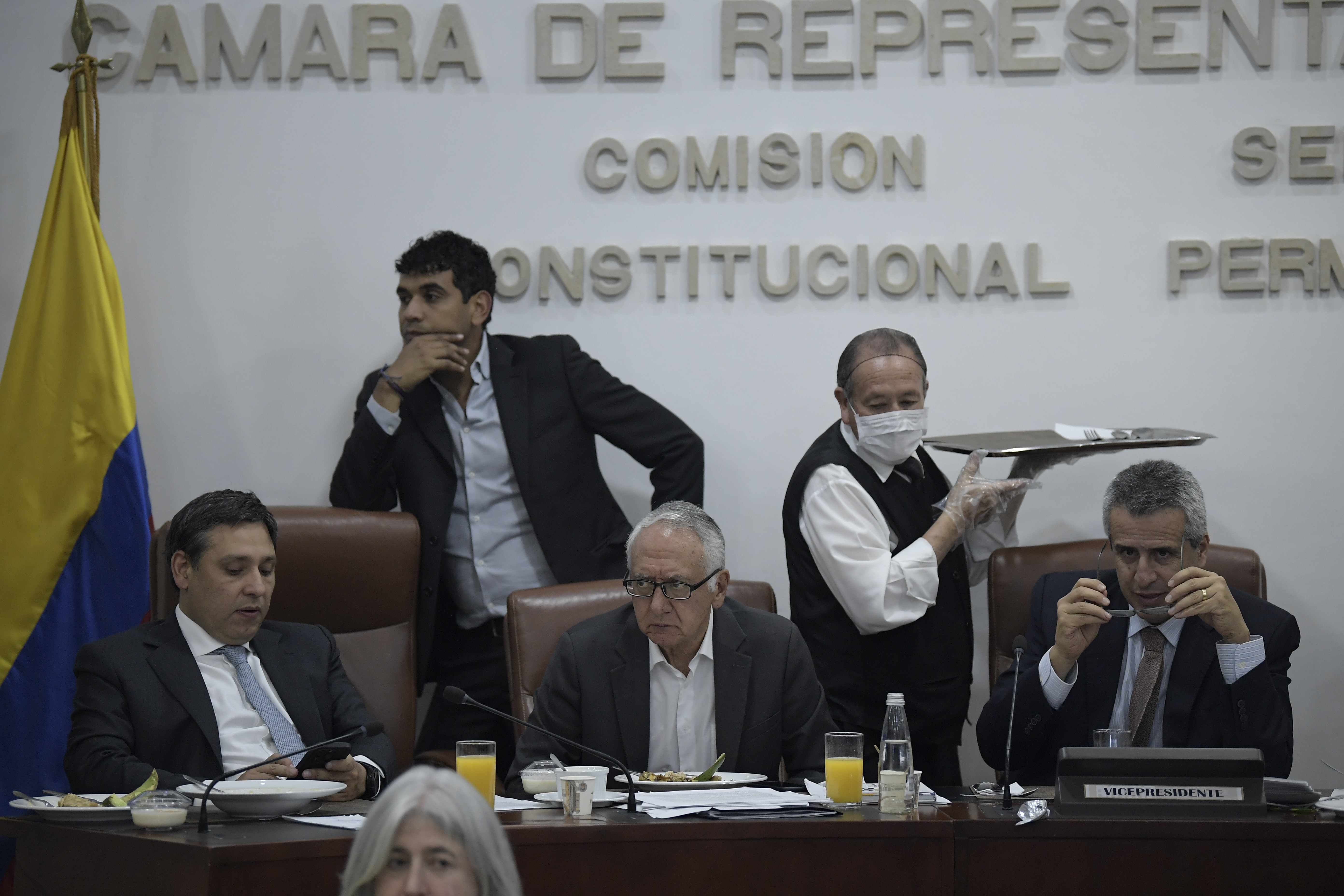 Debate realizado en la Comisión Séptima de la Cámara de Representantes al que asistieron ministros y congresistas como: Mauricio Lizcano, MinTic; Guillermo Alfonso Jaramillo, ministro de Salud; Catalina Velasco Campuzano, ministra de Vivienda y los congresistas: David Racero; Agmeth Escaf, Ciro Alejandro Ramírez, Andres Eduardo Forero entre otros.