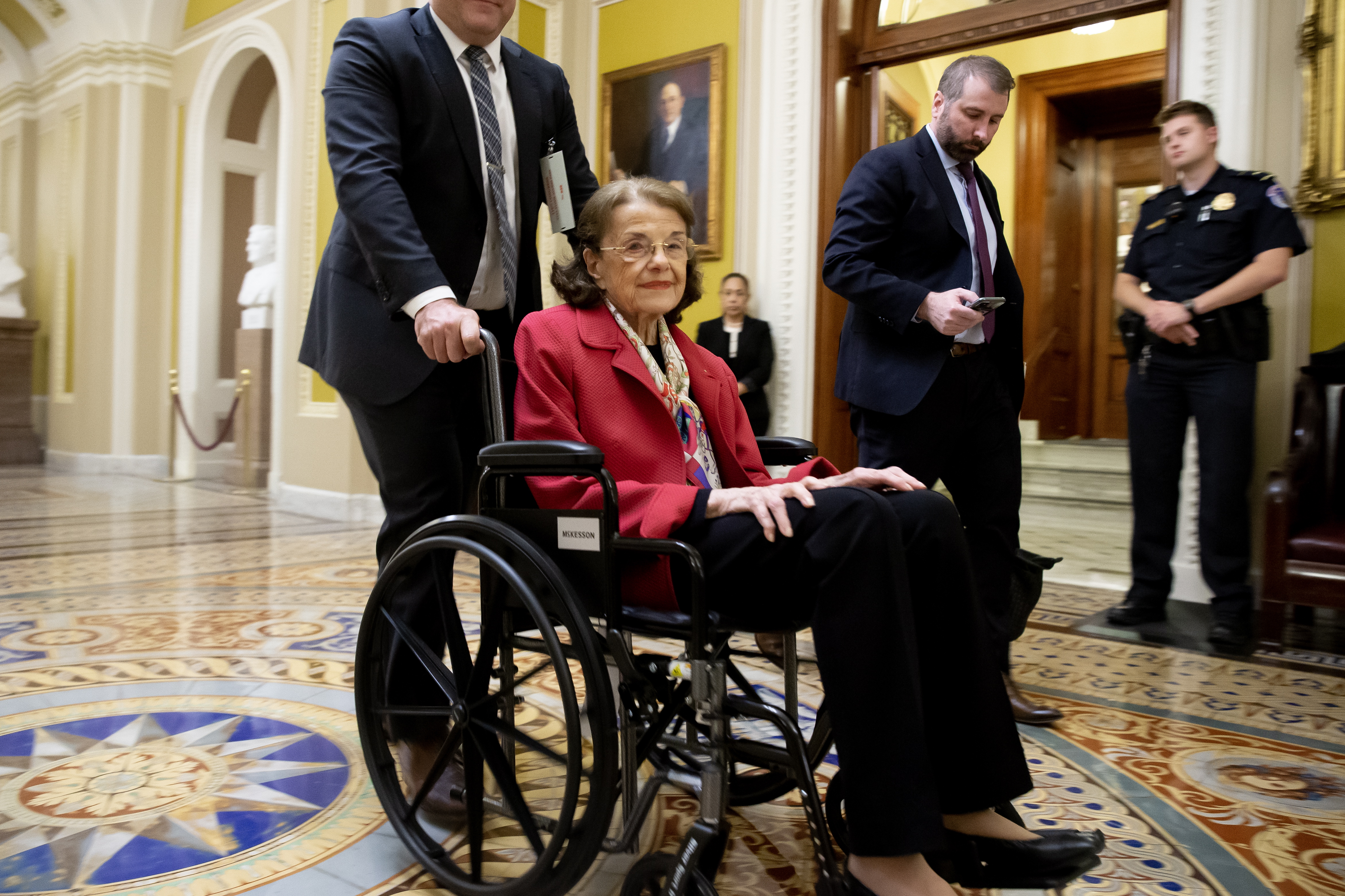Washington (United States), 01/06/2023.- Democratic Senator from California Dianne Feinstein is wheeled in a wheelchair outside the Senate chamber as the Senate votes to pass legislation to raise the debt ceiling, on Capitol Hill in Washington, DC, USA, 01 June 2023. After being signed by US President Joe Biden, the legislation will avert a first-ever default by the US government. (Estados Unidos) EFE/EPA/MICHAEL REYNOLDS