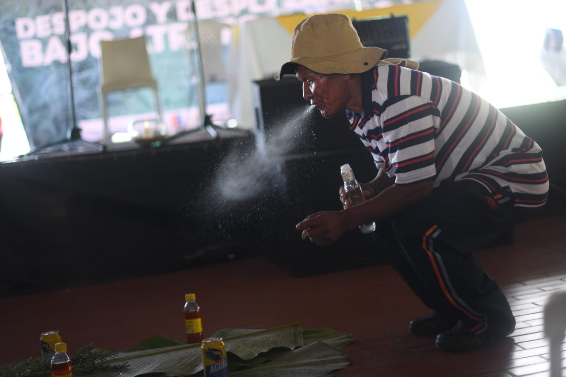 Pie de foto: Un médico tradicional embera del resguardo Urada-Jiguamiandó instaló el evento con un ritual de armonización, propio de su cultura.