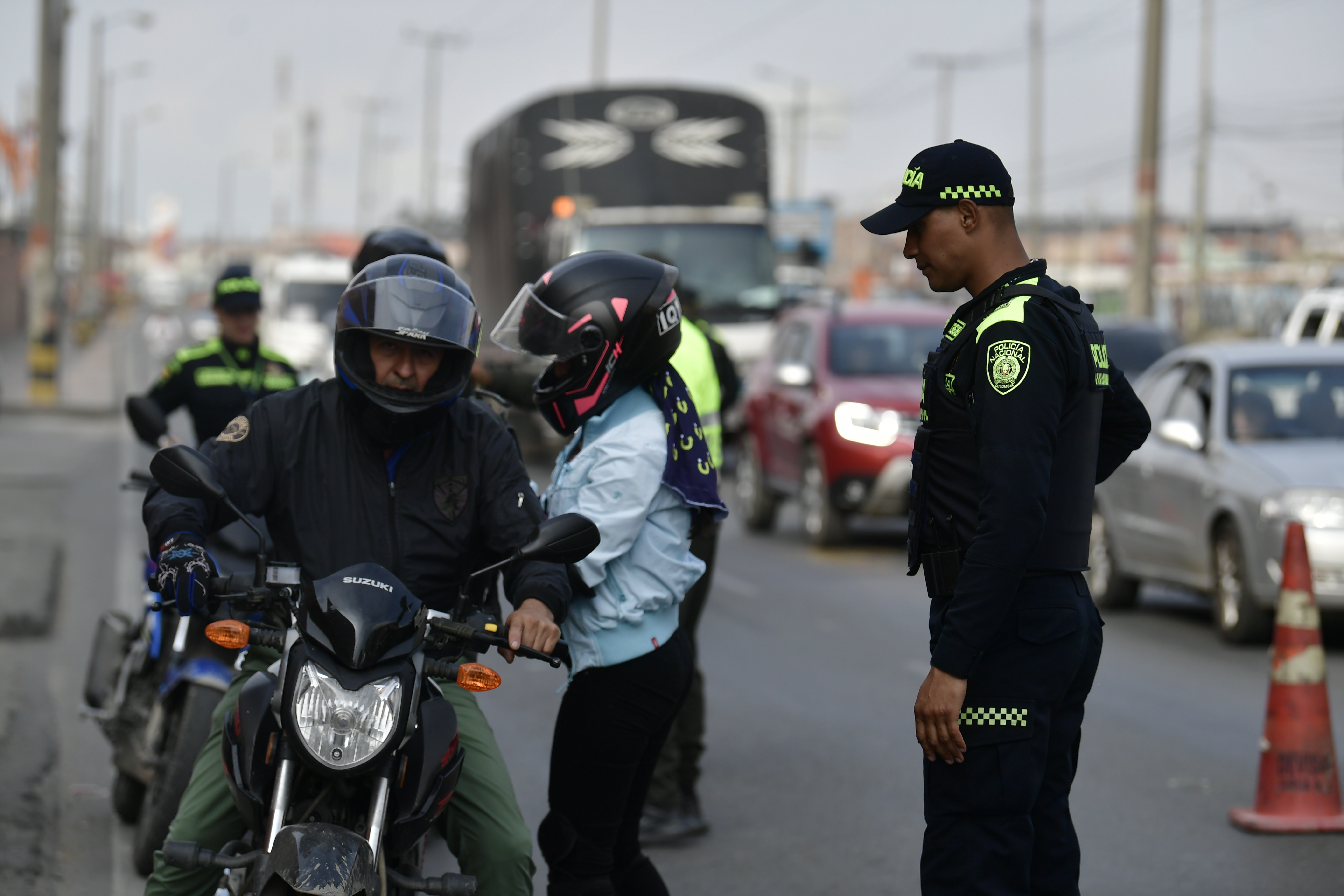 ¿Cuál es la multa por llevar más de una persona en la moto?