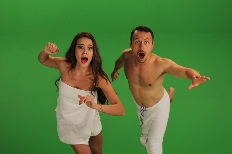 Laura de León y John Álex Toro en una de las escenas de la pieza teatral “Guía sexual para el fin del mundo”.  / Cortesía