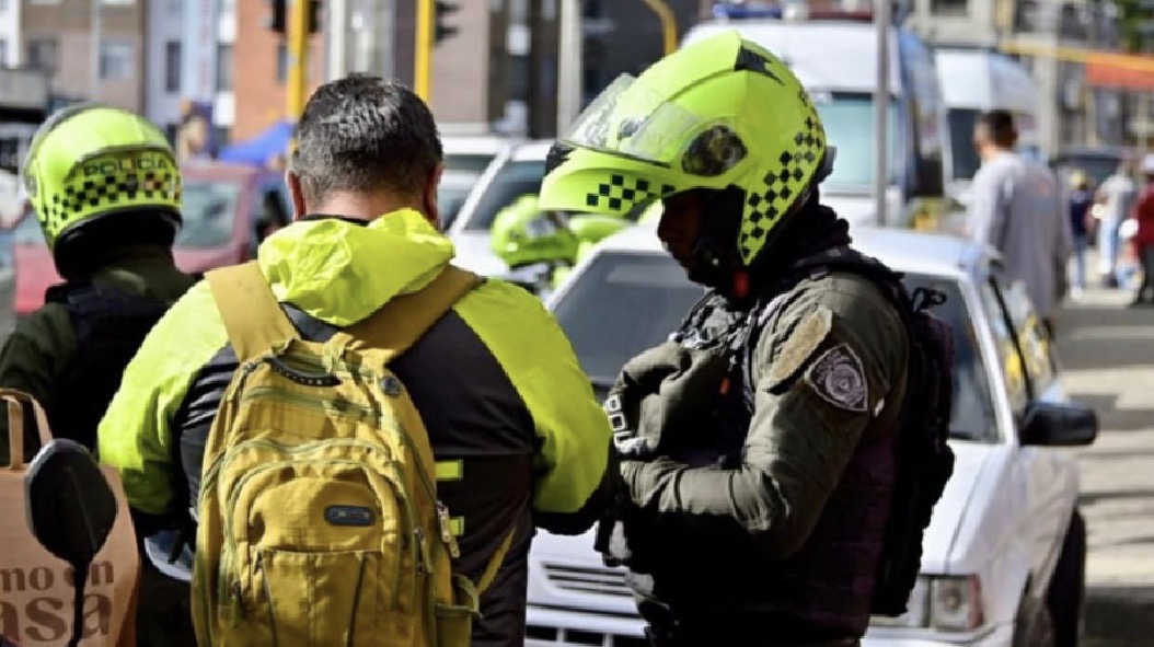 ¿Puede decirle “no” a un policía cuando le pide identificarse? Esto dice la ley
