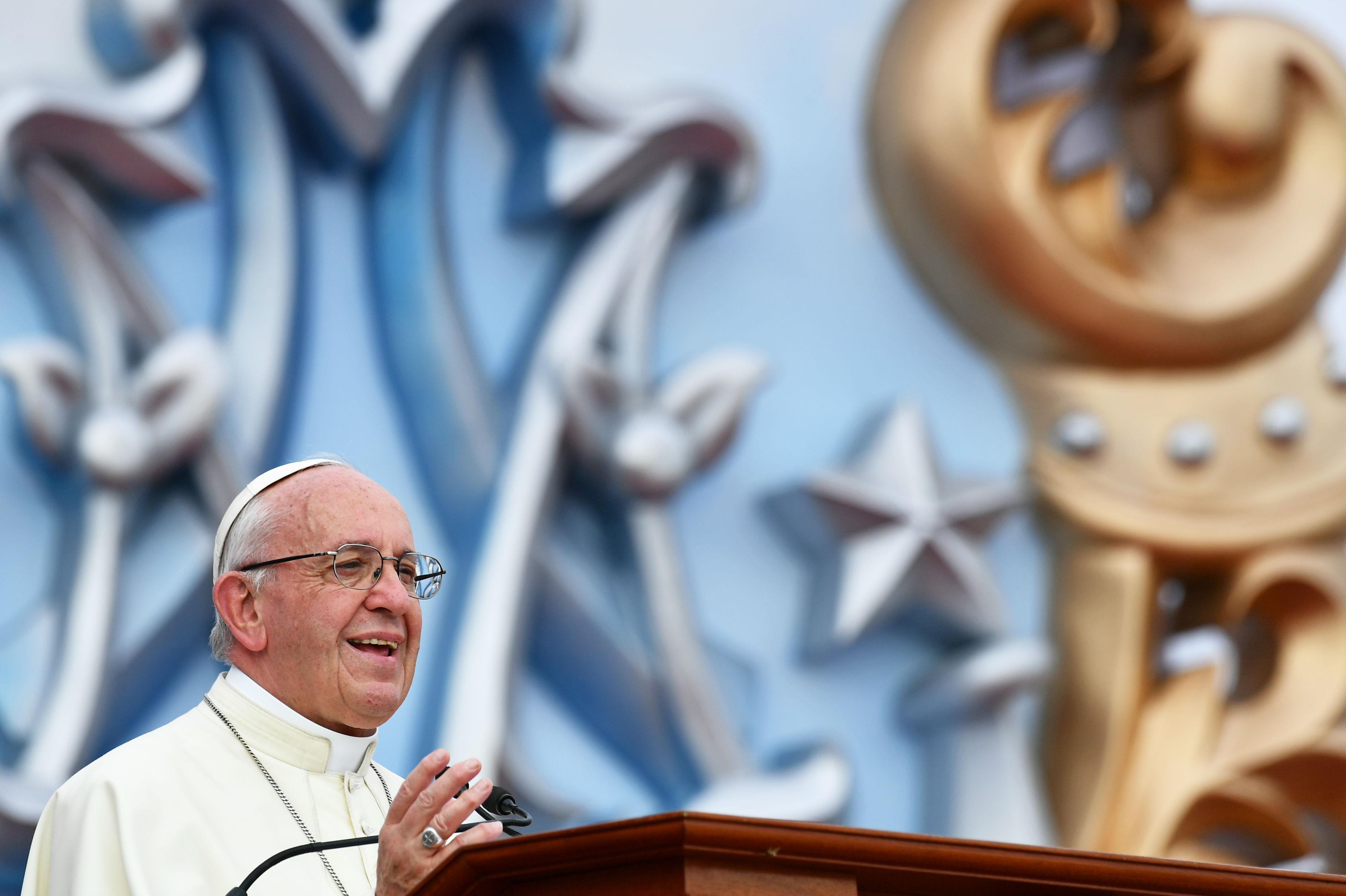 El papa llama en Perú a luchar contra la «plaga» del feminicidio
