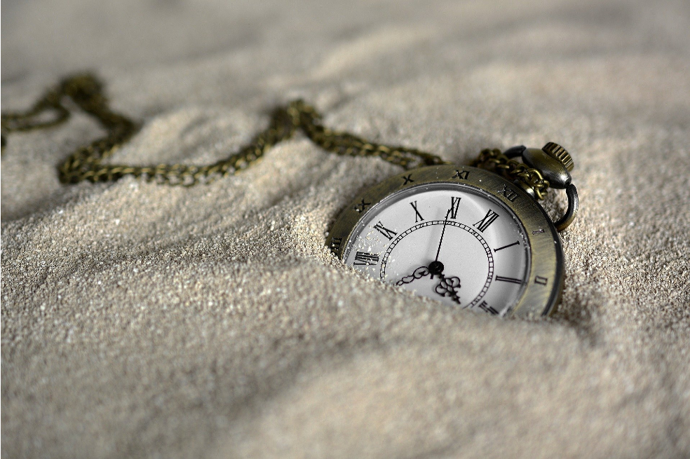 La recurrencia del tiempo simula una repetición de todas mis obligaciones: despertar, desayunar mirando la hora, salir, correr para no llegar tarde, sentarme en la oficina, saludar, ordenar papeles, maldecir, sonreír, volver a maldecir; durar sentado nueve horas, salvo las contadas veces que puedo pararme; apagar la luz, cerrar la oficina, llegar a la casa a dormir. Así por días, por años.