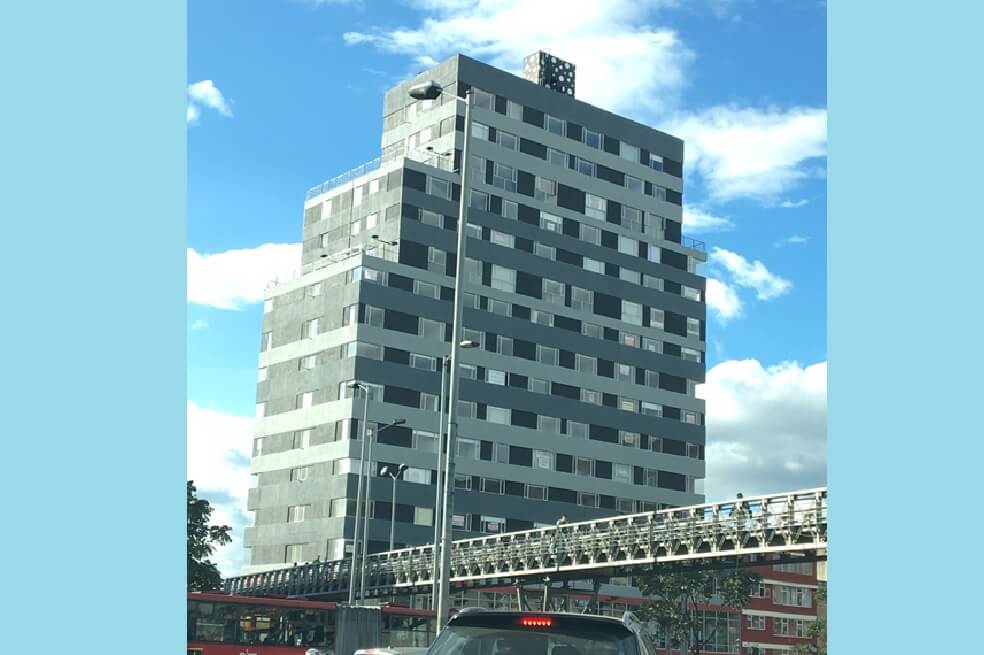 Pasteles de boda para Bogotá: edificios que parecen pequeñas cajas  sobre unas más grandes
