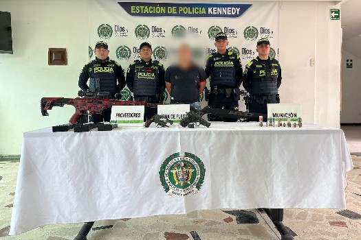 Un sujeto de 30 años fue capturado en la localidad de Kennedy con dos armas cortas y dos rifles de largo alcance, uno de los cuales tiene mira telescópica.