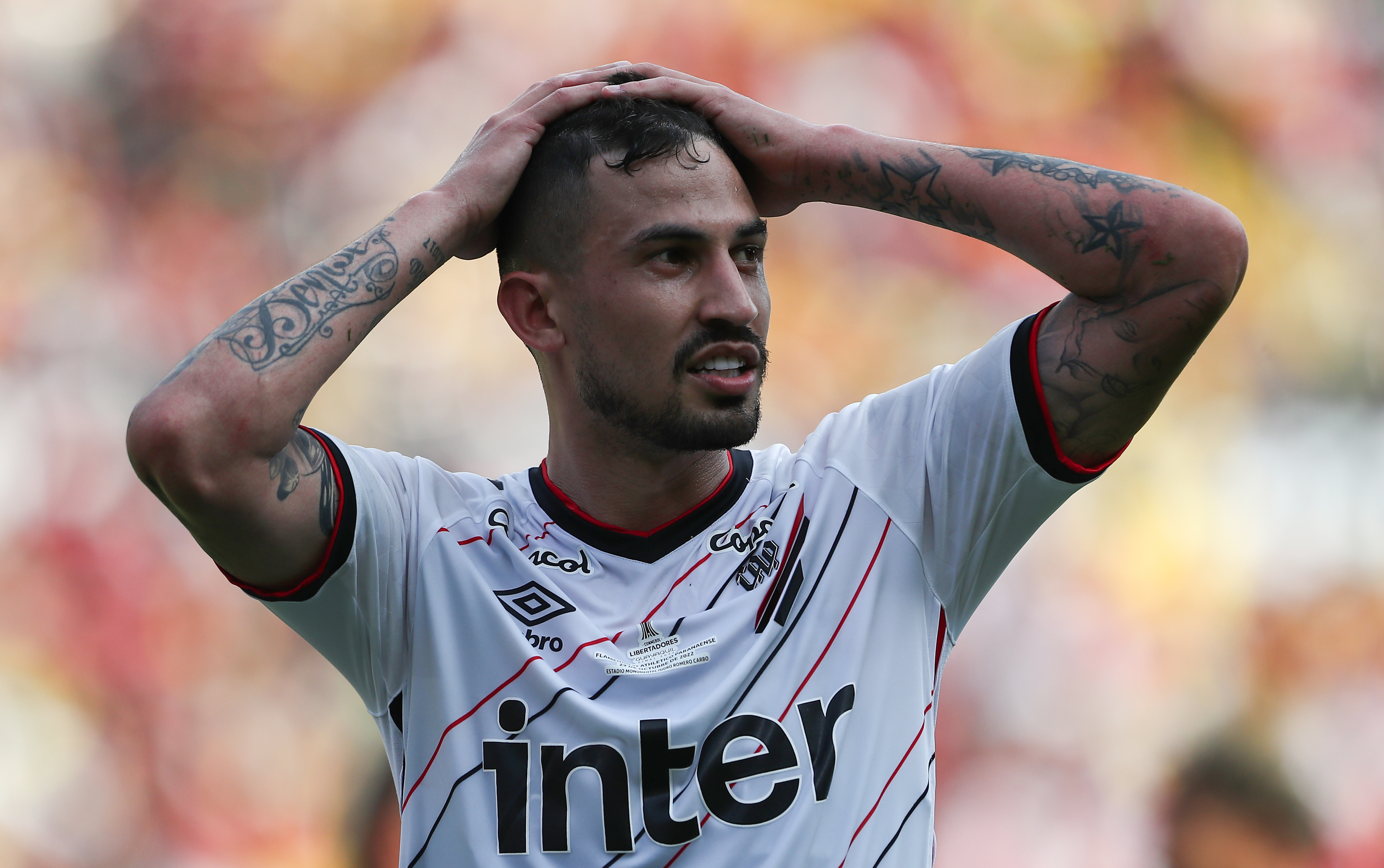 AMDEP9013. GUAYAQUIL (ECUADOR), 29/10/2022.- Pedro Henrique de Paranaense reacciona tras ser expulsado hoy, en la final de la copa Libertadores entre Flamengo y Athletico Paranaense en el estadio Monumental en Guayaquil (Ecuador). EFE/ José Jácome