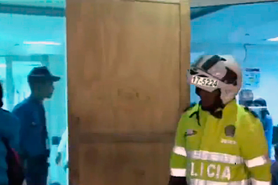 Investigan a policías que habrían disparado a jóvenes desarmados
