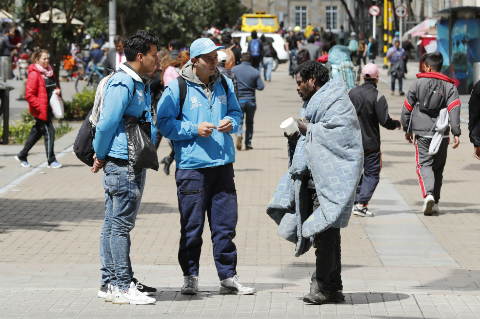 "Hay un equipo de búsqueda activa que va a puentes, andenes, ollas; otro equipo de hogares de paso; uno de atención psicosocial; (otro en) los centros de acogida donde se hace el proceso interno y un último equipo que hace un enlace de seguimiento una vez salen del programa", dijo a Efe Raúl Ortiz, coordinador de la comunidad de vida "El Camino", uno de los centros de atención."Me encuentro acá porque la calle me dio muy duro. Vine para recuperar lo que perdí, volver a resociabilizarme, a recuperar mi autoestima, mi persona y a mi familia que perdí después de tantos años en la calle", afirma Luis Alexander, que hoy reside en "El Camino".Luis estará dentro del centro de acogida entre 9 y 11 meses, ya que se trata de un programa hecho por etapas cuyo objetivo final es encaminarlos a nivel laboral y poder vincularlos de nuevo en la sociedad.Con un hijo de 25 años espera recuperar el tiempo perdido, establecer esa comunicación que el bazuco le hizo abortar. Asegura que no quiere "fallarle más" y que "solo mirará al pasado para no volver a caer en las garras de la droga"."Ahorita ya tengo un futuro centrado, entre ese futuro está mi hijo y mi familia, tengo contacto desde que comencé el programa, gracias a los psicólogos he podido encontrar la comunicación con ellos", explica.Dentro de la oferta formativa que establece el programa, Luis se decantó por el camino audiovisual, parece que se siente cómodo con las cámaras pero además probó la danza y la artesanía: prefiere mantener la mente ocupada para no pensar en esos 23 años.Y sin dudarlo asegura que está "con muchas ganas de salir adelante para recuperarse". La mayoría de los habitantes de calle identifican a los Ángeles Azules, lo que facilita la labor de los trabajadores y hace que estos los reconozcan como amigos puesto que los mendigos "normalmente están bajo el consumo de alguna sustancia psicoactiva pero de igual manera nos reciben bien, nos saludan, nos dicen profes".