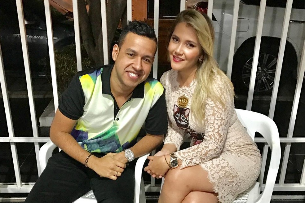 Foto: Dayana Jaimes denuncia daño de tumba de Martín Elías: “Uno no se sienta ahí”