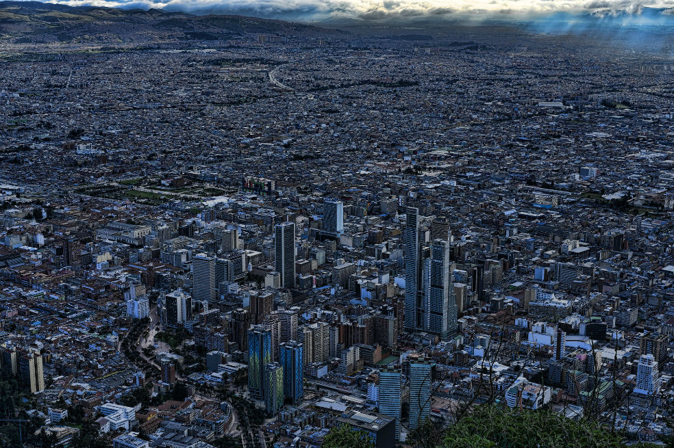 Crean plan para mitigar fallas en cableado eléctrico por cometas enredadas en Bogotá