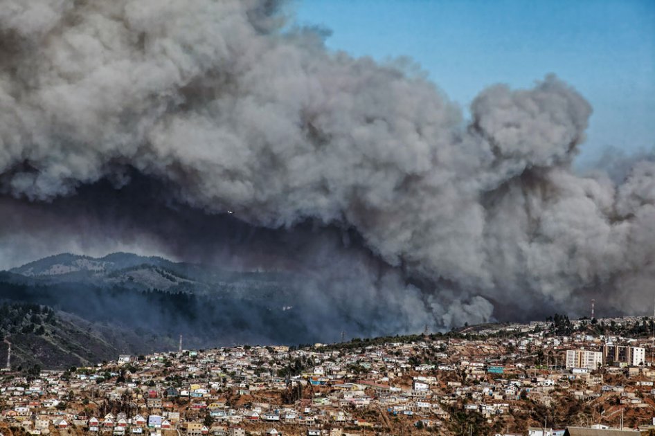 Valparaíso continúa bajo amenaza por gigantesco incendio