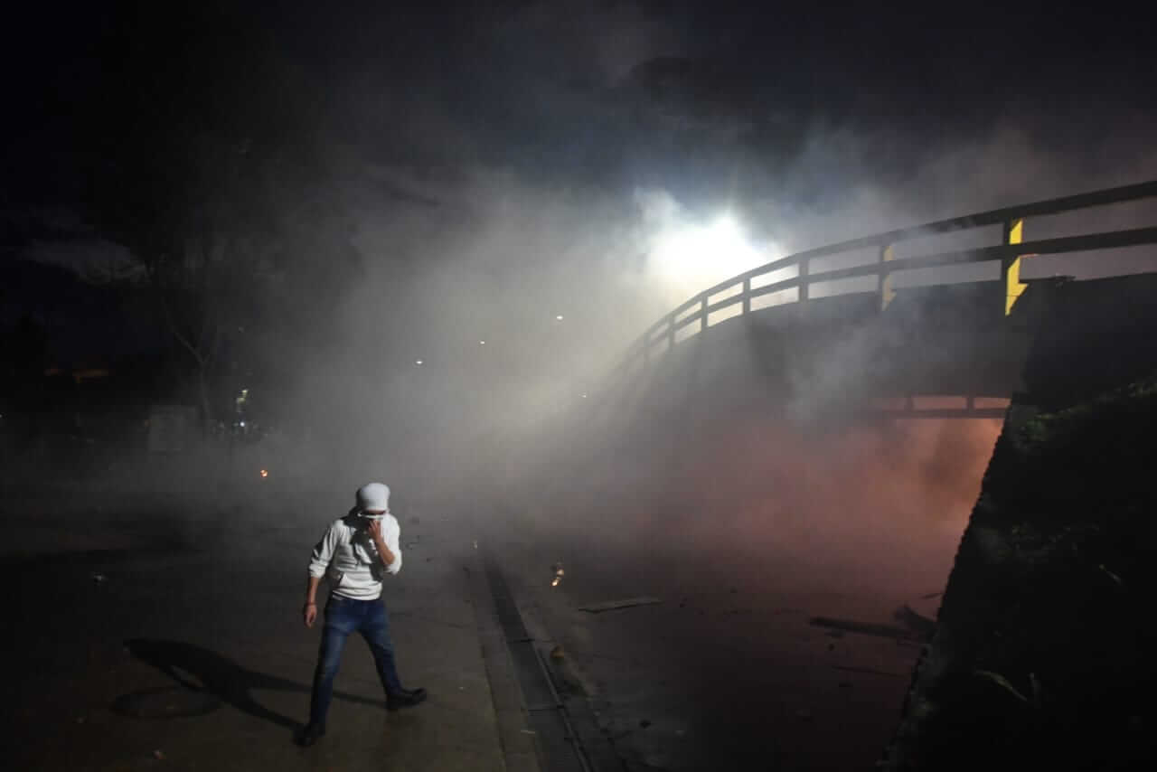 [Imágenes] El Esmad y manifestantes se enfrentaron en las afueras de la Universidad Nacional (Bogotá)