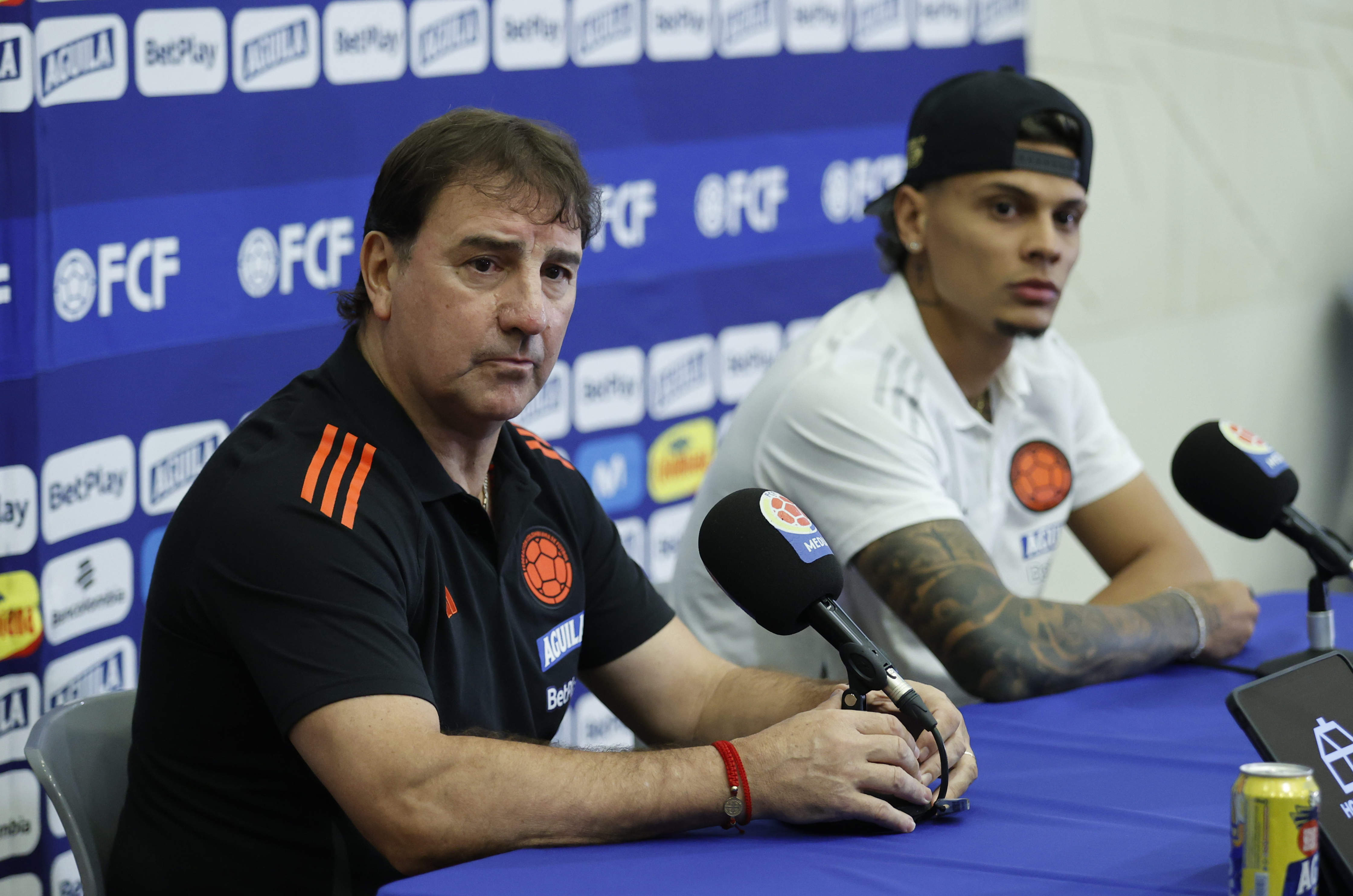 AME2159. BARRANQUILLA (COLOMBIA), 24/03/2025.- El director técnico de la selección Colombia de fútbol, Néstor Lorenzo (i), habla junto al jugador Richard Ríos durante una rueda de prensa este lunes, en Barranquilla (Colombia). Colombia, que vive una crisis porque ha perdido cuatro de sus últimos cinco partidos, recibirá este martes en Barranquilla a una fortalecida selección paraguaya, que carga un invicto de siete partidos sin perder en las eliminatorias sudamericanas del Mundial 2026. EFE/Mauricio Dueñas Castañeda
