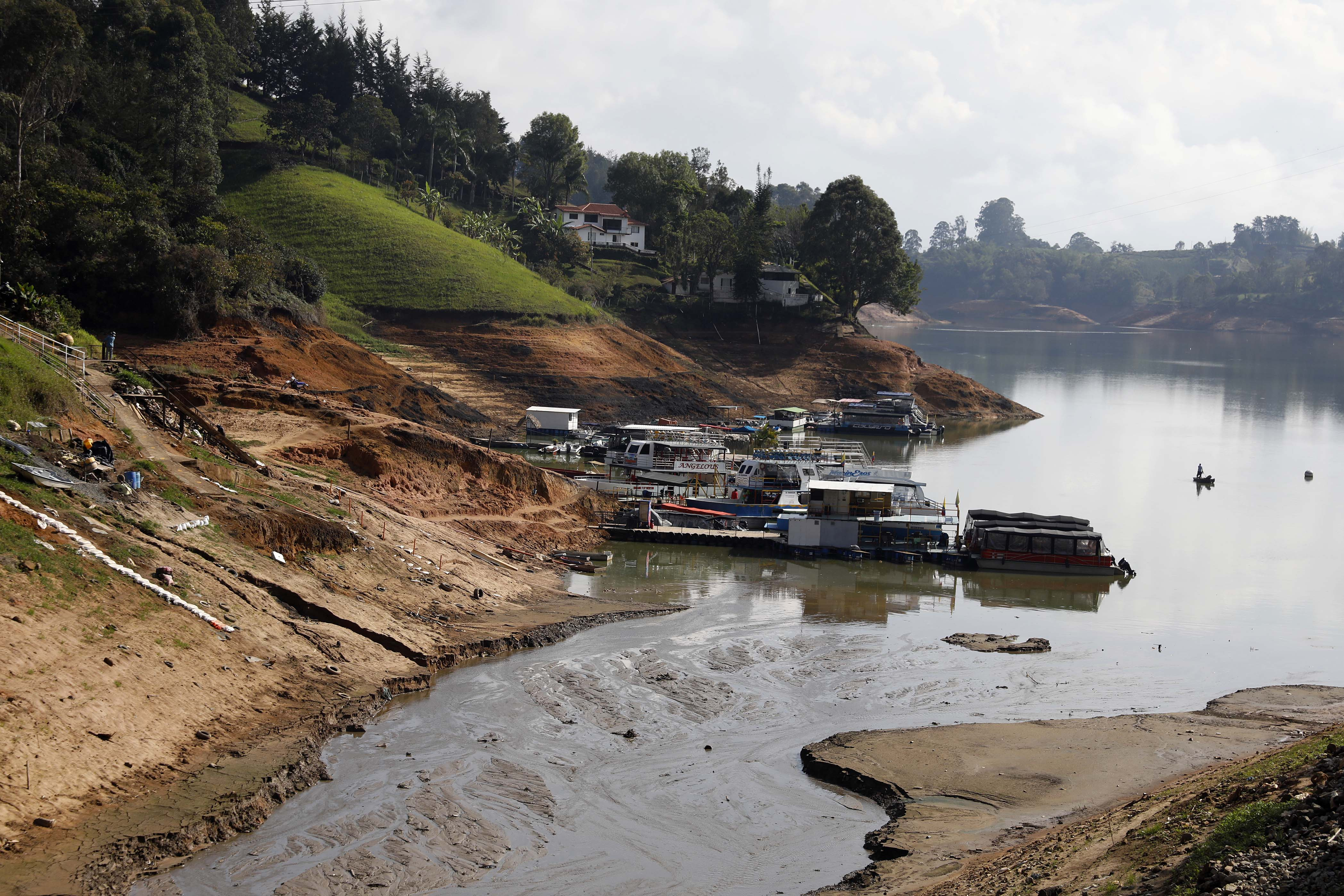 ACOMPAÑA CRÓNICA: COLOMBIA SEQUÍA. GUATAPÉ (COLOMBIA), 07/04/2024.- Fotografía del embalse Peñol-Guatapé que muestra su bajo nivel debido a la sequía, el 6 de abril de 2024, en Guatapé (Colombia). La sequía por el fenómeno de El Niño ha trastocado las dinámicas de Guatapé y el paisaje de este paraíso turístico ubicado en el noroeste colombiano, que alberga un atractivo embalse de aguas color verde esmeralda, casas con fachadas embellecidas por coloridos zócalos y una piedra de 220 metros de altura desde donde se divisan sus atractivos. EFE/ Luis Eduardo Noriega Arboleda