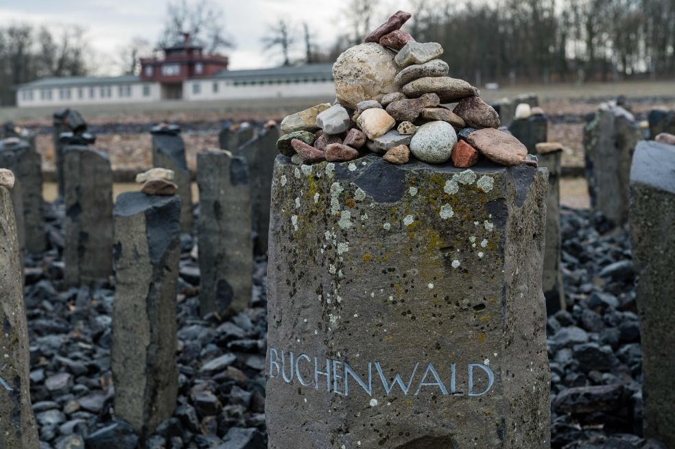 Excursionistas montaron a trineo en un excampo de concentración nazi
