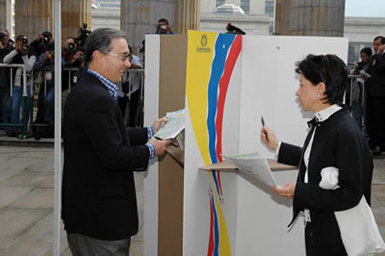 Uribe oficializará su candidatura al Senado este lunes en su casa de Rionegro