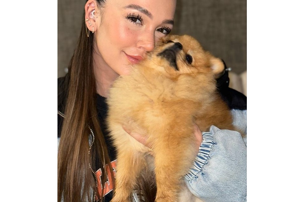 Lina Tejeiro al lado de su perrita Frida.