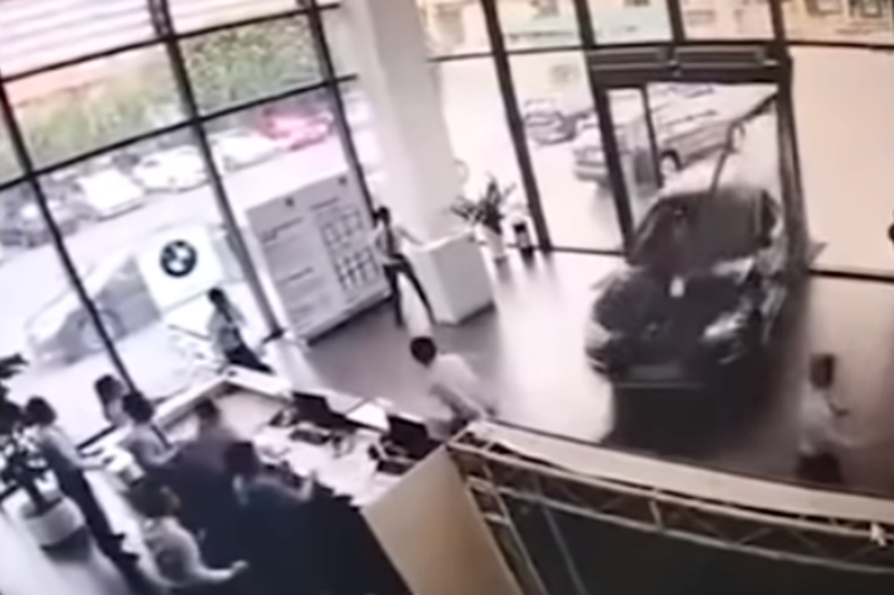 Mujer estrelló un BMW que estaba probando en un concesionario