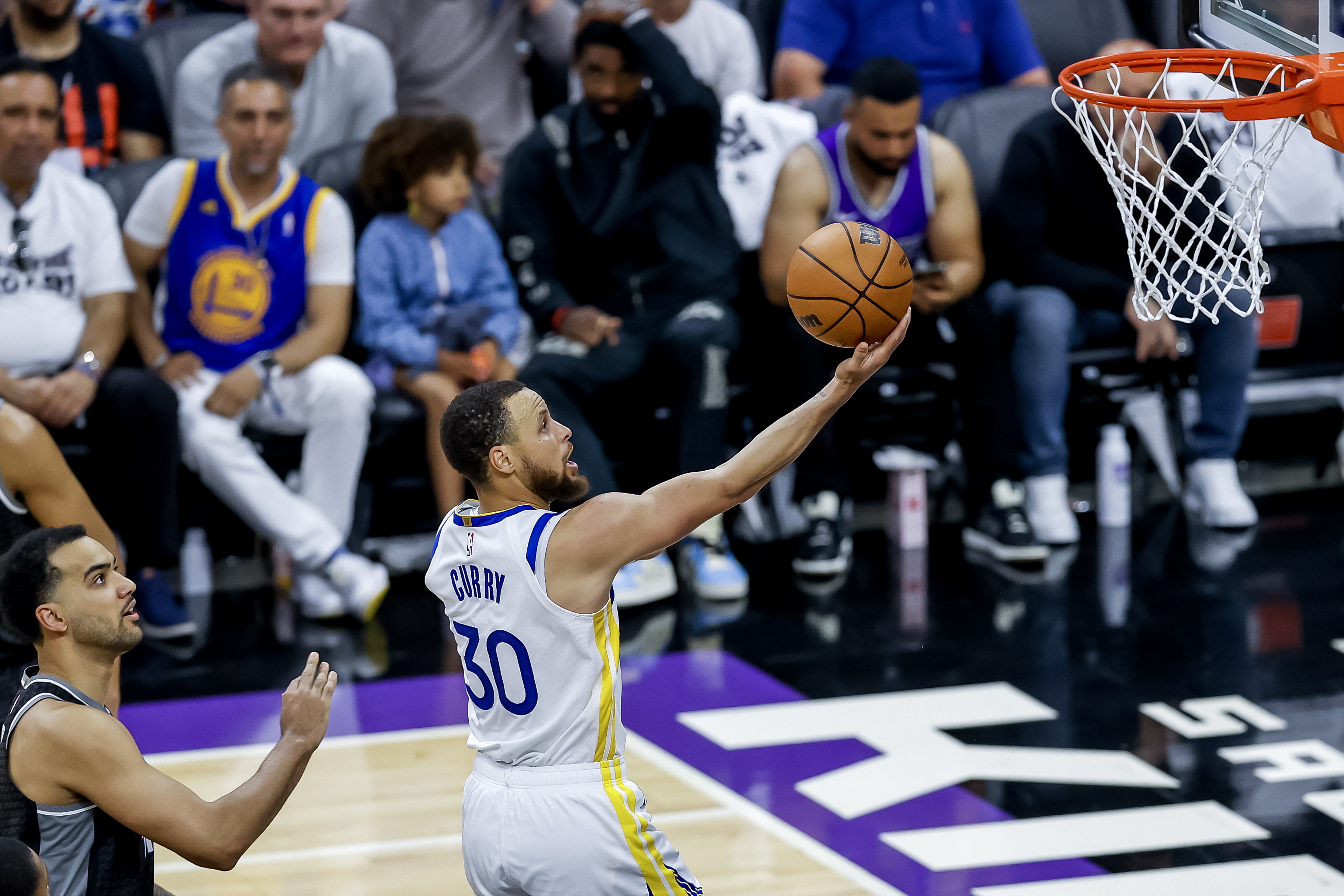 Warriors vencen a los Kings y se citan con los Lakers en ‘Playosffs’ de la NBA