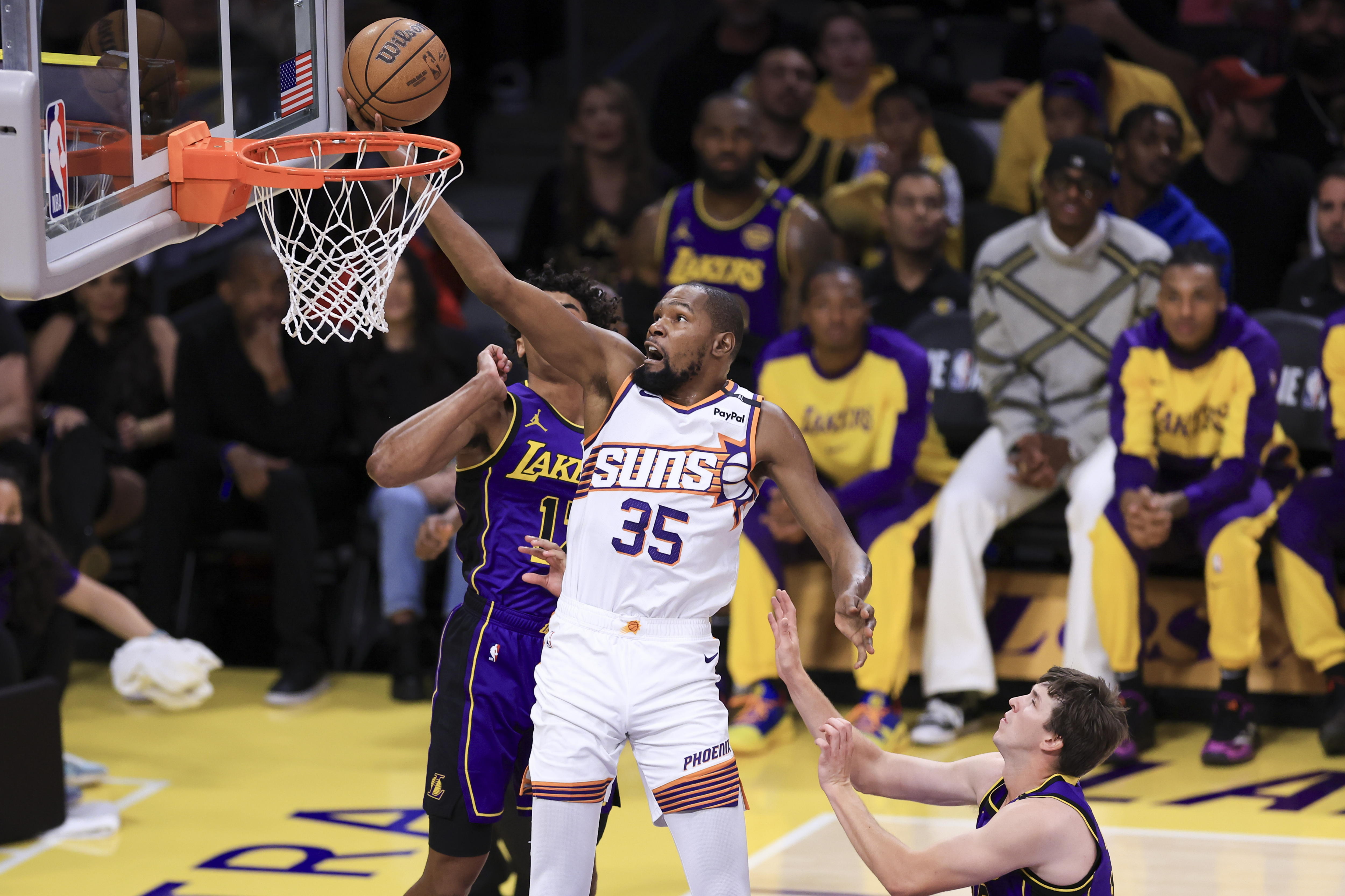 Los Angeles (United States), 26/10/2024.- Phoenix Suns forward Kevin Durant shoots against Los Angeles Lakers guards Max Christie (L) and Austin Reaves during the first half of the NBA game in Los Angeles, California, 25 October 2024. (Baloncesto, Fénix) EFE/EPA/RYAN SUN SHUTTERSTOCK OUT