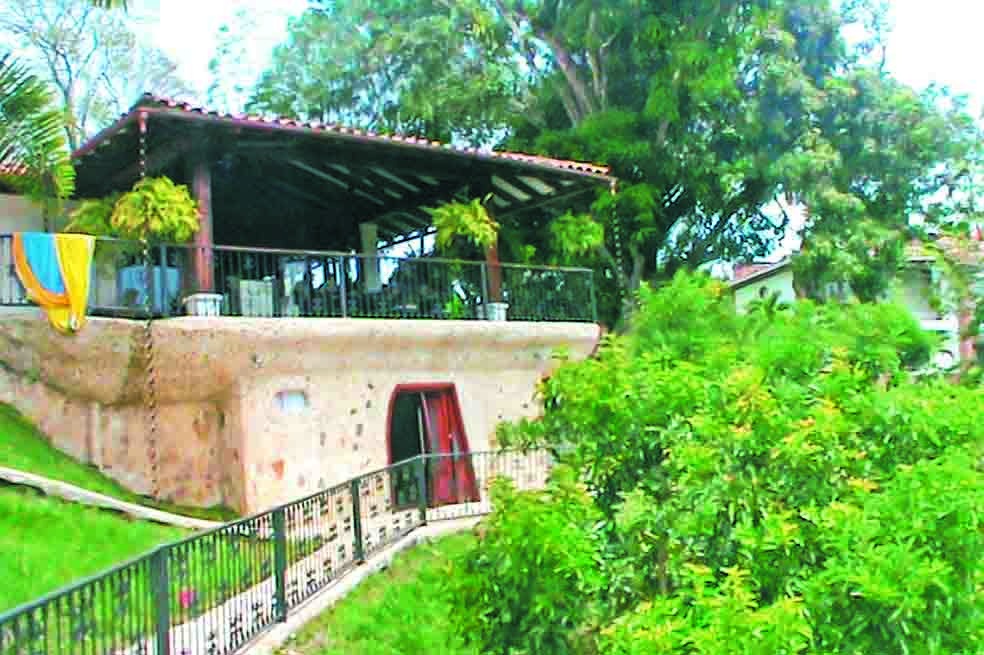 La finca construida en un condominio en el sector de Las Pavas (Pereira), donde también está ubicada una casa de descanso de la Embajada de EE.UU. / Policía