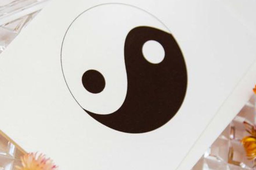 LIBRA: En su Tarot aparecen viajes, la mejor noticia para usted que considera el movimiento como una expresión de vida… Viajes cerca y lejos y al centro de la tierra como los que hace con la imaginación que despiertan su creatividad; viajes también para tomar distancia, sentirse libre de ataduras y compromisos aburridísimos; viajes para cambiar de clima y disipar la melancolía que lo vuelve cabizbajo. Viajará. Velas de todos los colores, muchas velas de todos los colores, sin falta.