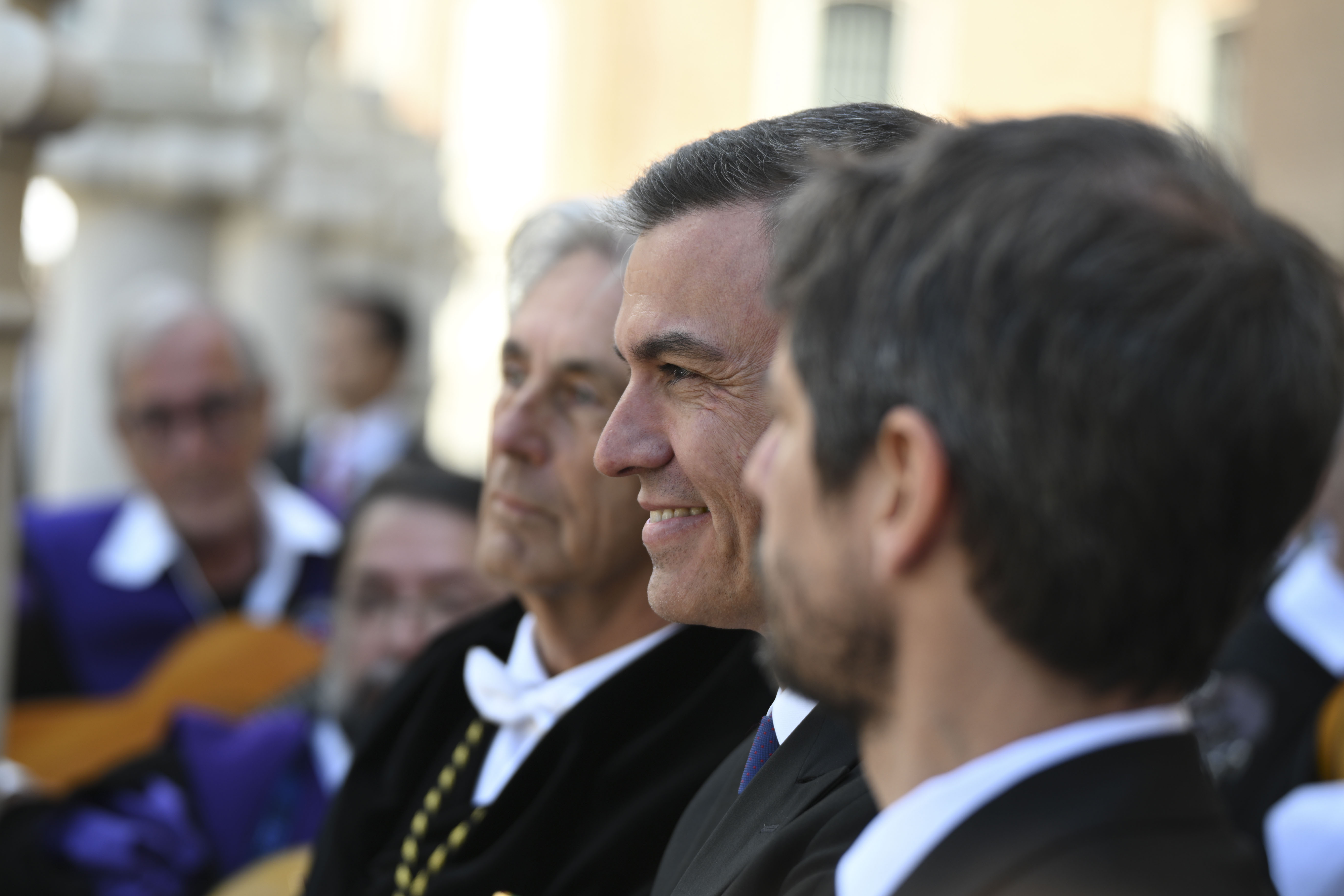 ALCALÁ DE HENARES (MADRID), 23/04/2024.- El presidente del gobierno, Pedro Sánchez (2d), tras la ceremonia de entrega de Premio Cervantes al escritor español Luis Mateo Díez (3d), este martes en el Paraninfo de la Universidad de Alcalá de Henares. EFE/ Fernando Villar