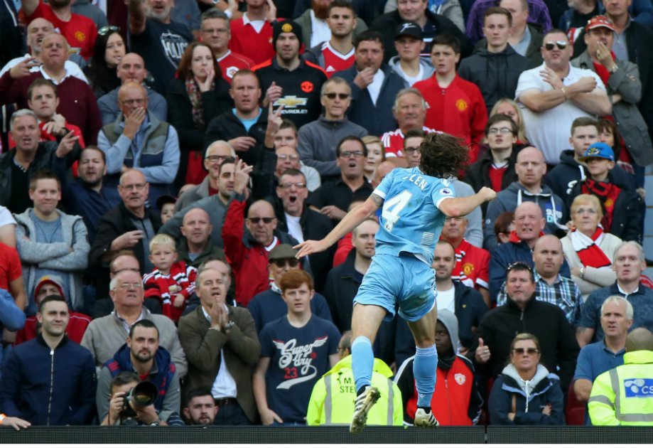 Manchester United no pudo con el Stoke City e igualó 1-1 en condición de local