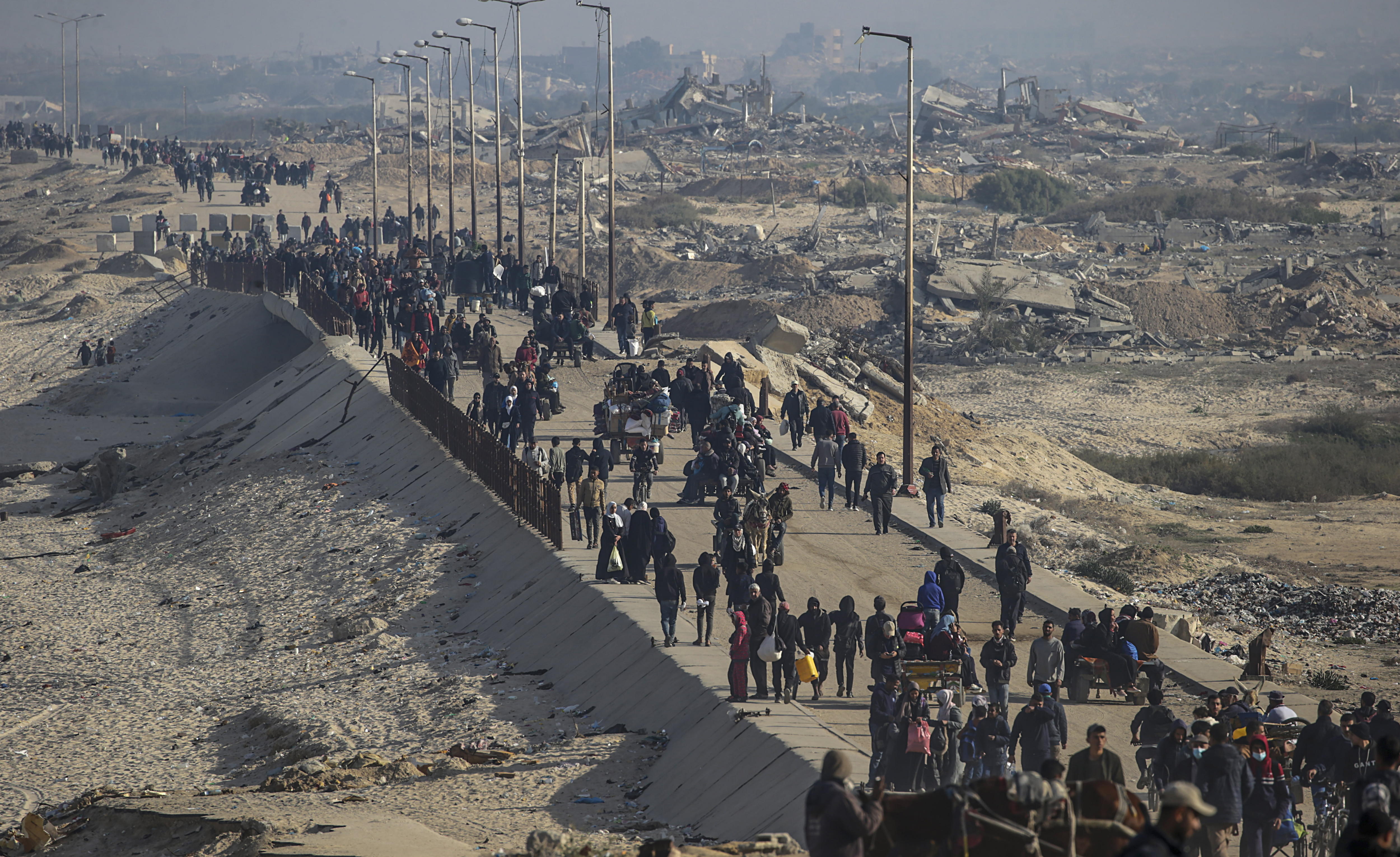 Gaza City (---), 02/02/2025.- Palestinians make their way among the rubble of destroyed buildings amid a ceasefire between Israel and Hamas, on Al Rashid road, Gaza City, 02 February 2025. According to the UN, at least 1.9 million people (or nine in ten people) across the Gaza Strip are internally displaced, including people who have been repeatedly displaced. Since October 2023, only about 11 percent of the Gaza Strip has not been placed under Israeli-issued evacuation orders, the UN aid coordination office OCHA said. EFE/EPA/MOHAMMED SABER