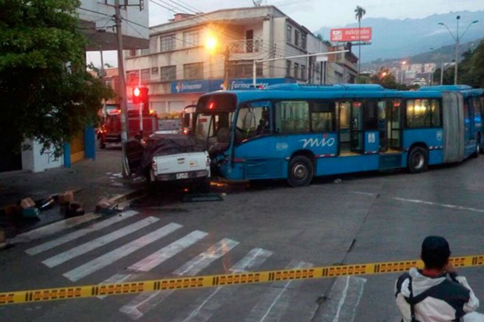Choque entre bus del MIO y una camioneta deja 12 personas heridas en Cali