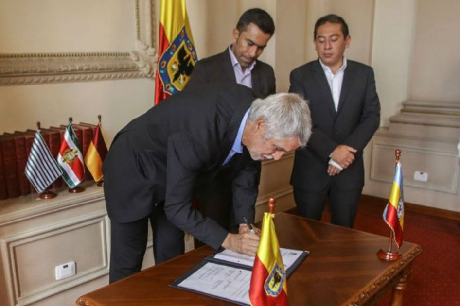 Peñalosa, en compañía del gobernador de Cundinamarca, Jorge Rey, y Carlos Amaya, gobernador de Boyacá. /Alcaldía 