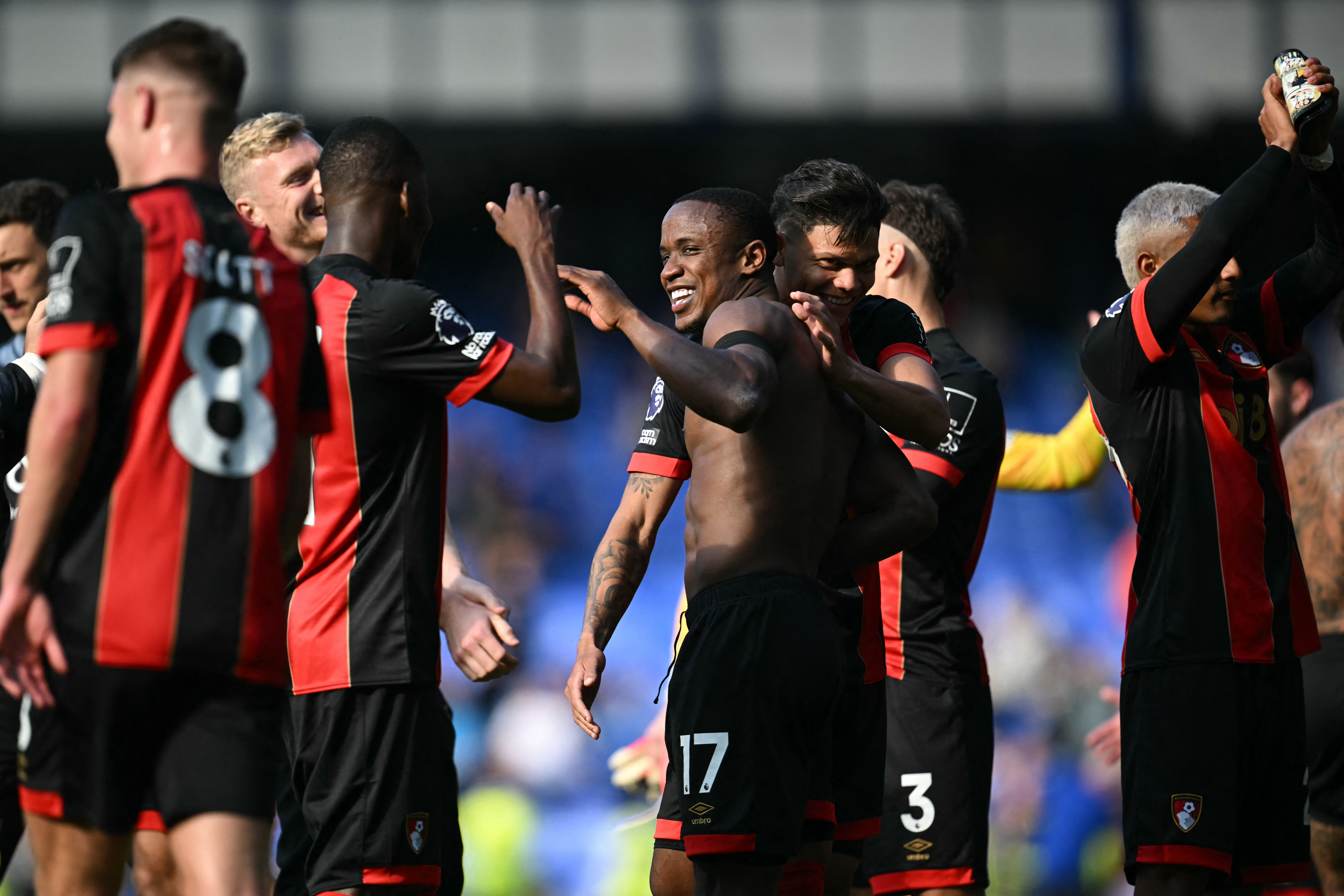 Gol y asistencia de Luis Sinisterra en la impresionante remontada del Bournemouth
