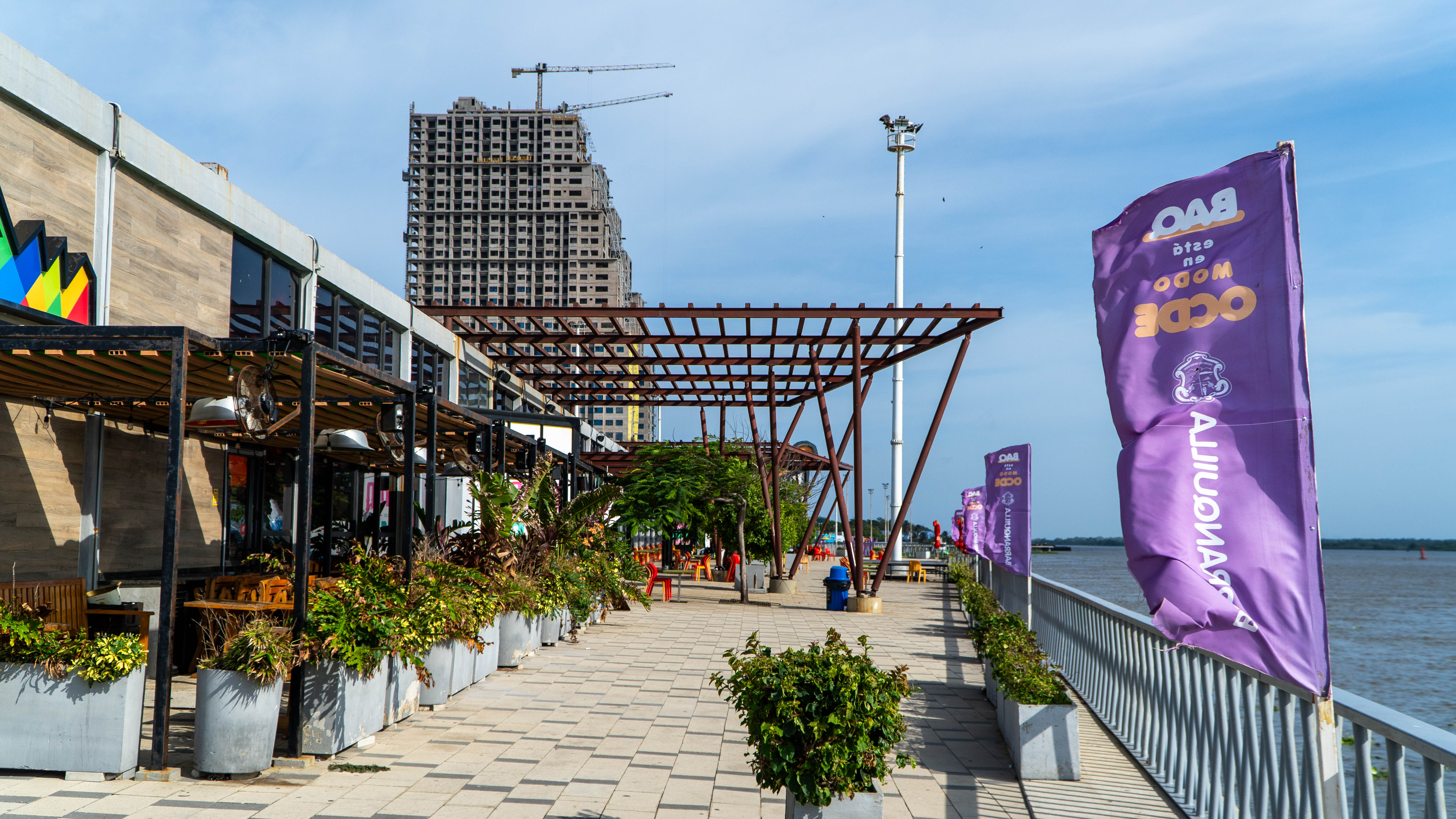 El Malecón del Río, uno de los proyectos insignia de la transformación de Barranquilla, fue decorado con banderas alusivas al foro.