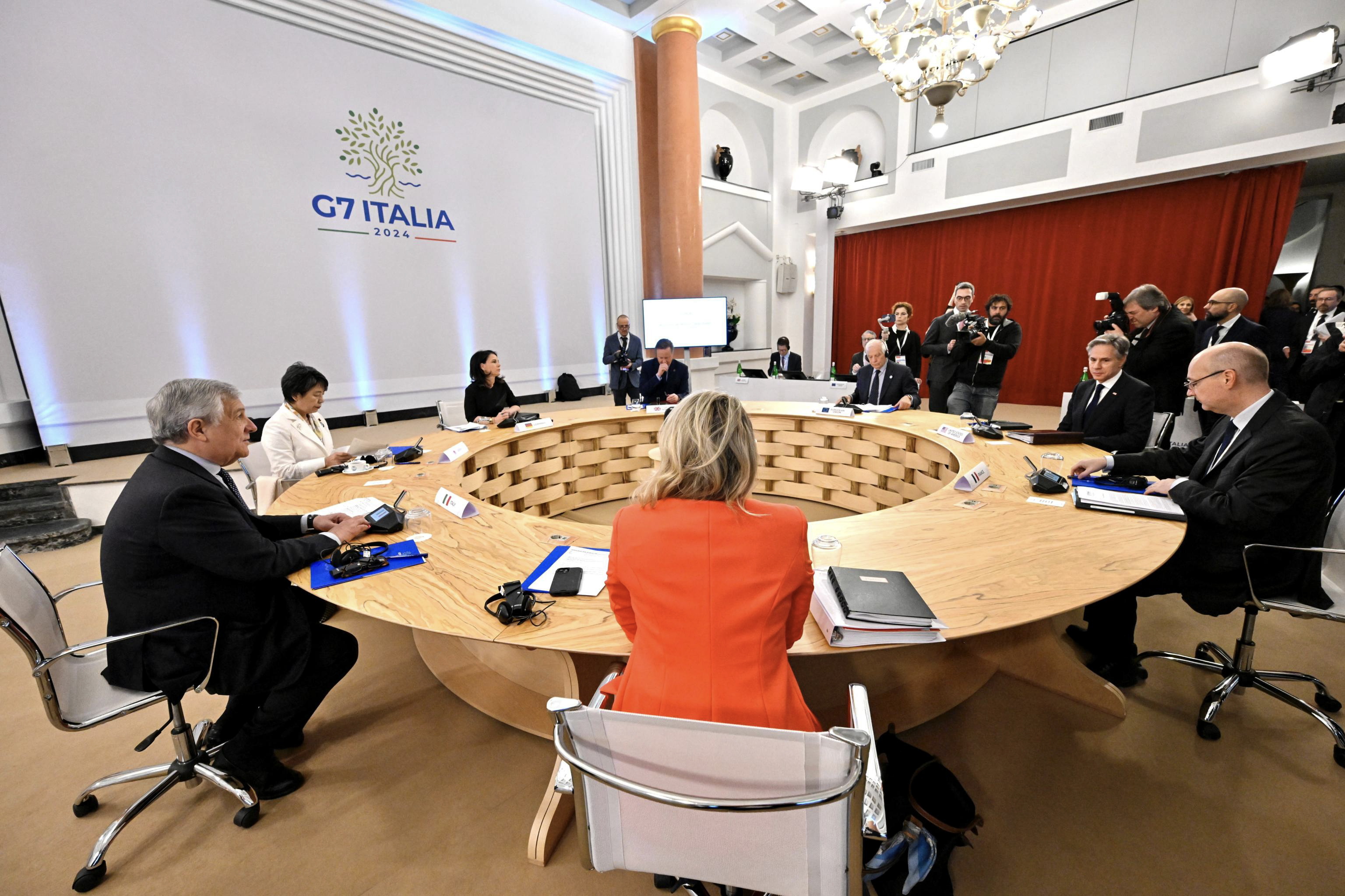 Capri (Italy), 19/04/2024.- Italian Foreign Minister Antonio Tajani (L) takes part in a working session along with other Group of Seven (G7) members during the G7 foreign ministers' meeting, in Capri, Italy, 19 April 2024. The Italian resort island of Capri is hosting three days of G7 foreign ministers' meetings, from 17 to 19 April, to discuss support for Ukraine and addressing the crisis in the Middle East, among other topics. (Italia, Ucrania) EFE/EPA/ALESSANDRO DI MEO
