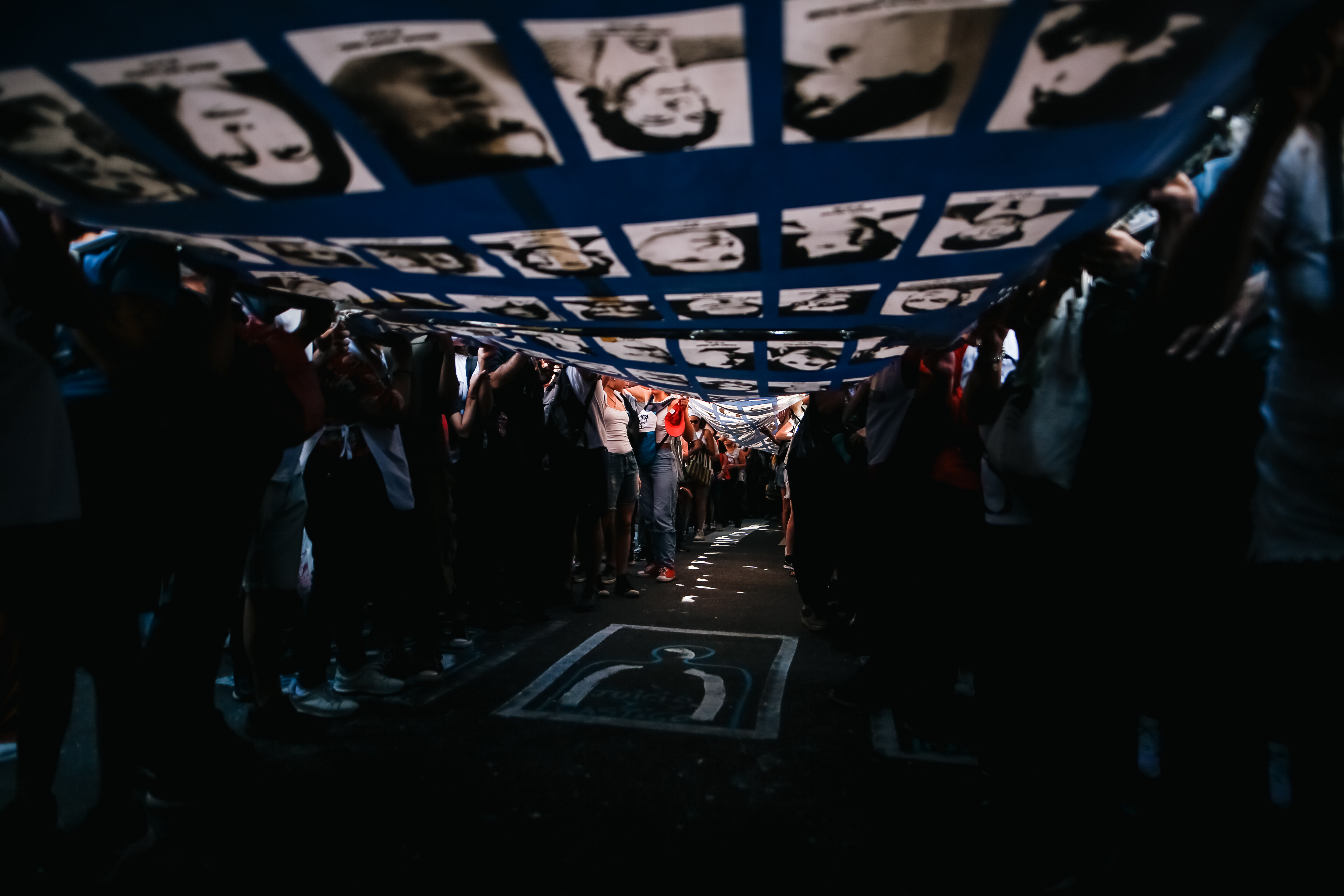 AME1902. BUENOS AIRES (ARGENTINA), 24/03/2024.- Manifestantes marchan con motivo del Día de la Memoria este domingo en Buenos Aires (Argentina). Este domingo se cumplen 48 años del golpe de Estado que instauró la última dictadura militar de Argentina (1976-1983), pero la llegada del libertario Javier Milei a la Presidencia reabrió el debate sobre los 30.000 desaparecidos, una cifra sostenida por organizaciones de derechos humanos y negada por el Ejecutivo. EFE/ Juan Ignacio Roncoroni