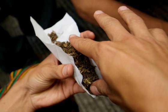 Venden por 11.000 dólares cigarrillo de marihuana envuelto en papel de oro