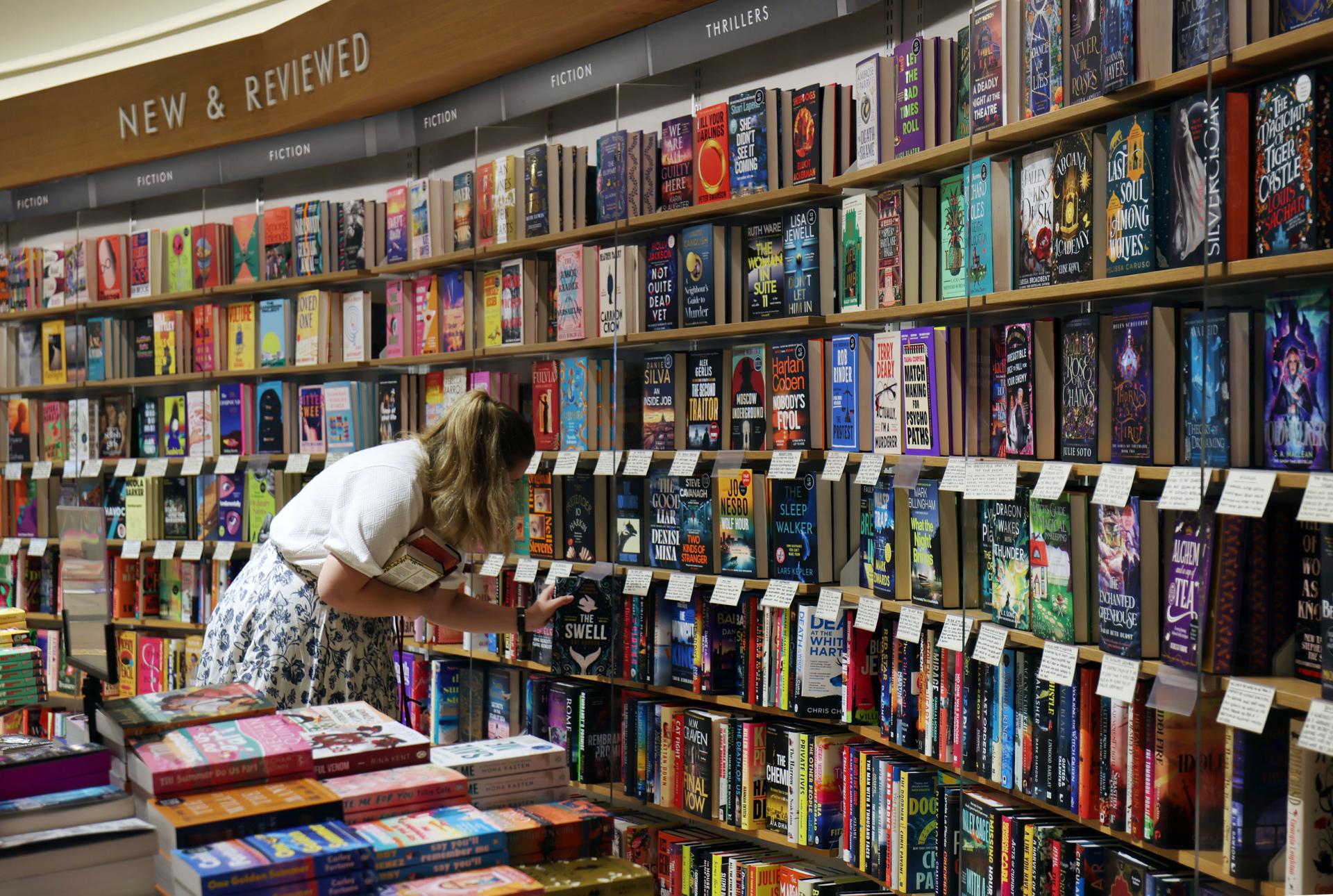 Provincia canadiense prohíbe a estudiantes leer ‘El cuento de la criada’ y 200 libros más
