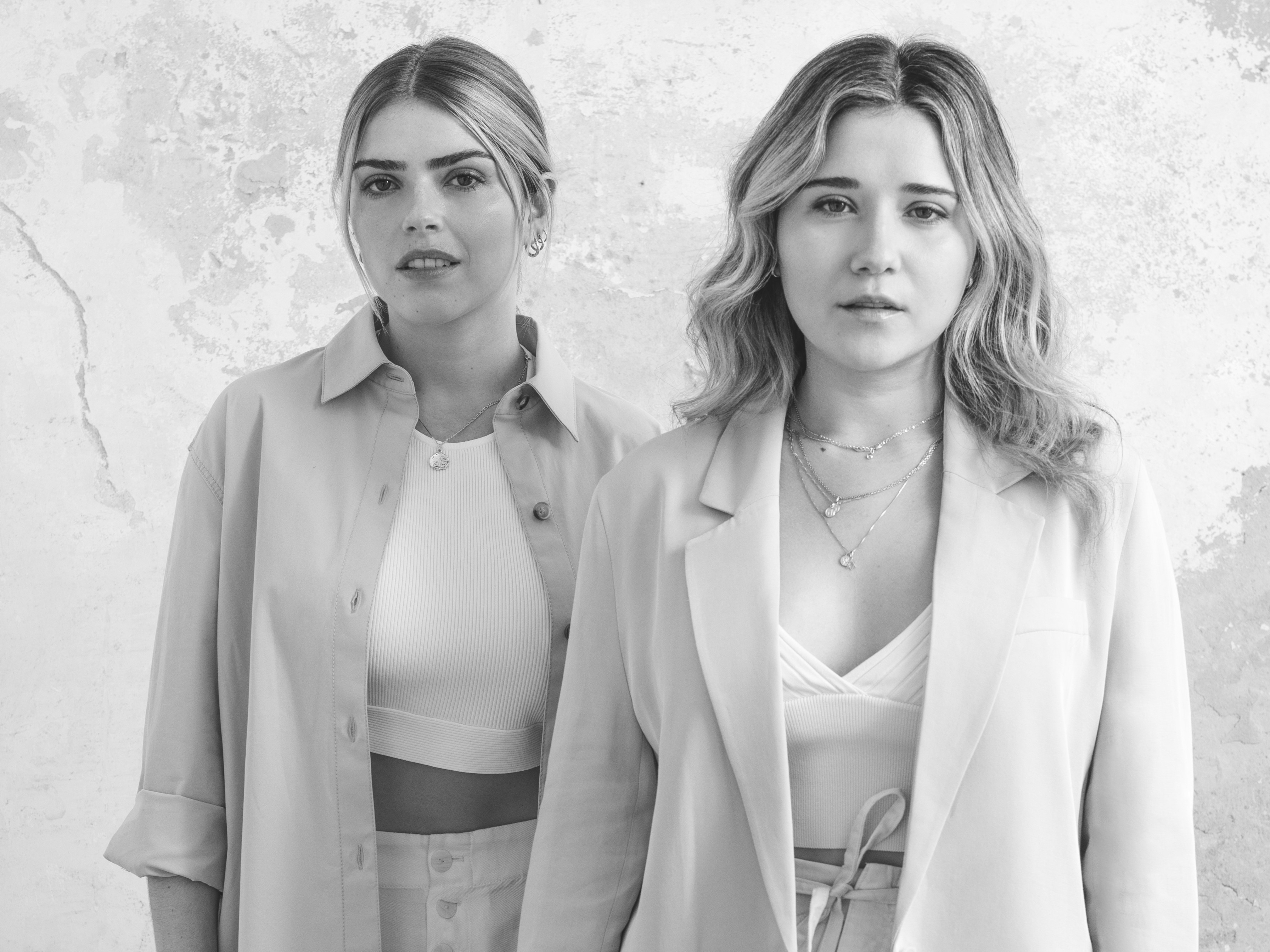 Las hermanas que crearon una marca de belleza con base en el cannabidiol