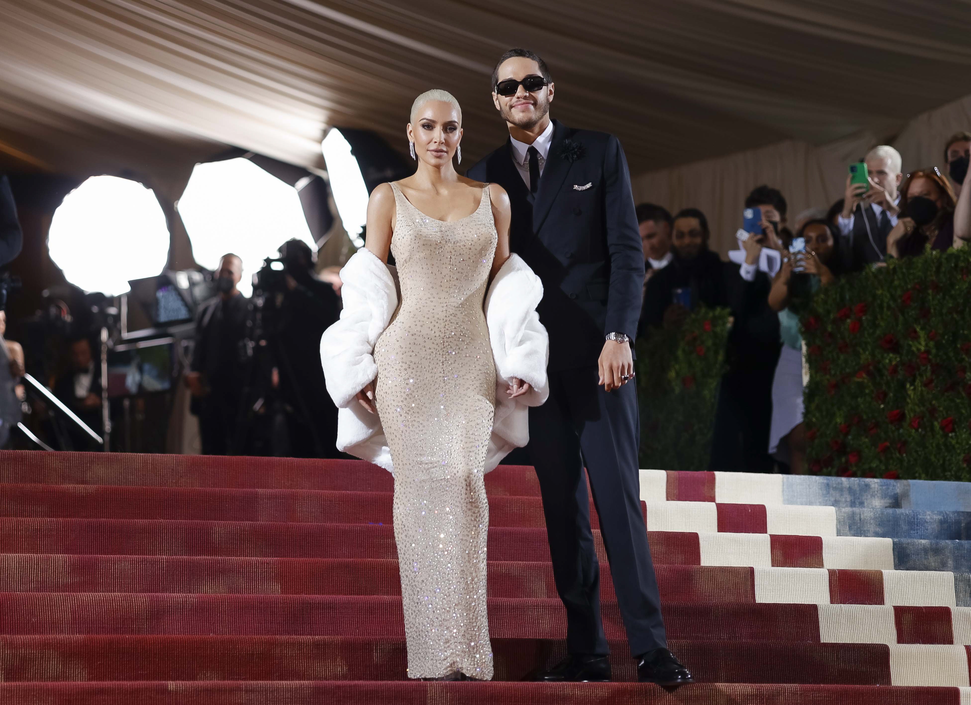 Acusan a Kim Kardashian de dañar el icónico vestido de Marilyn Monroe
