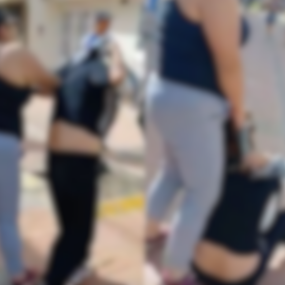 ¡Casi la linchan! Golpean a mujer acusada de robarse el control de un televisor