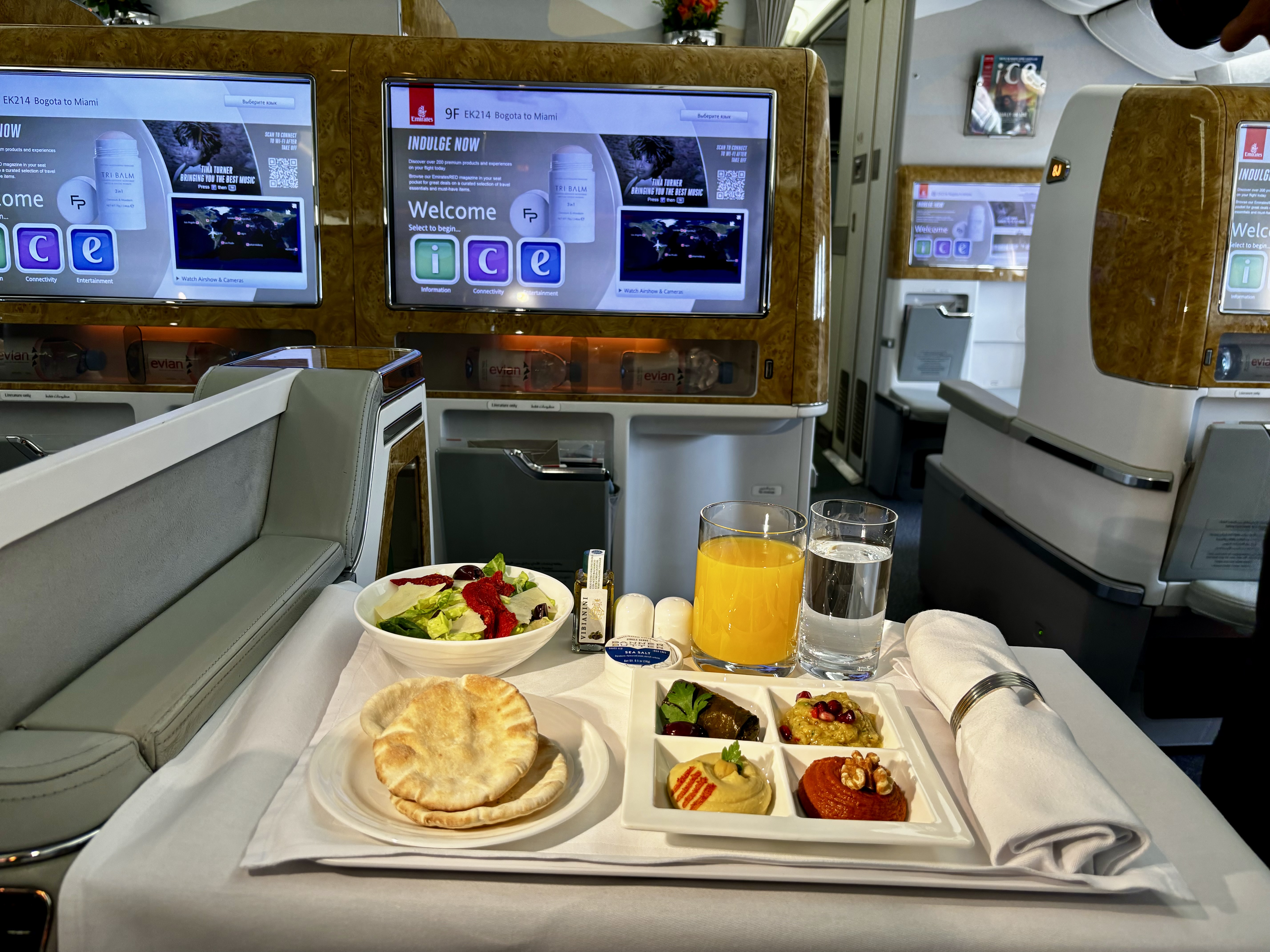 Después de la ceremonia de bienvenida entre la aerolínea y los funcionarios del aeropuerto, Emirates presentó su avión Boeing 777-300ER.