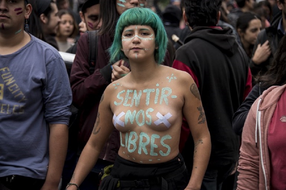 Mujeres marcharon en «topless» contra la violencia de género en Chile
