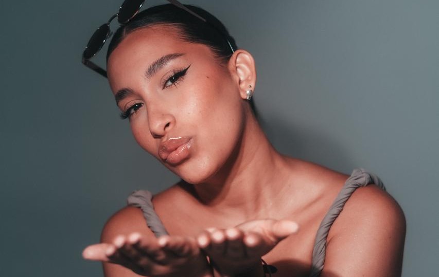 Ella es Bombom Barreto, cantante colombo española que prepara el estreno de su primer EP