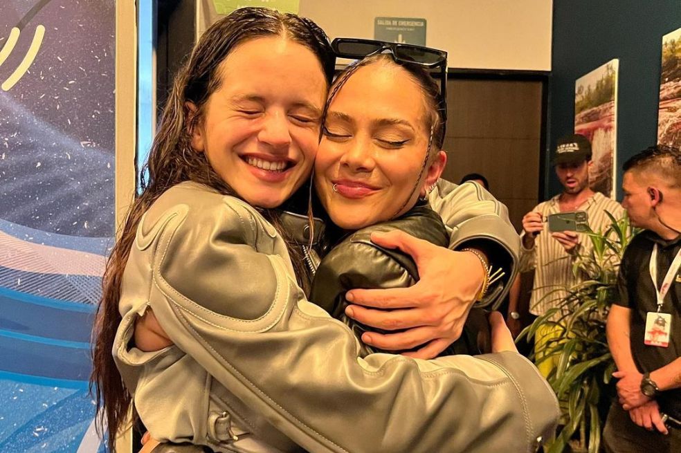 Foto: Rosalía ‘alzó’ a Greeicy durante su encuentro en Bogotá