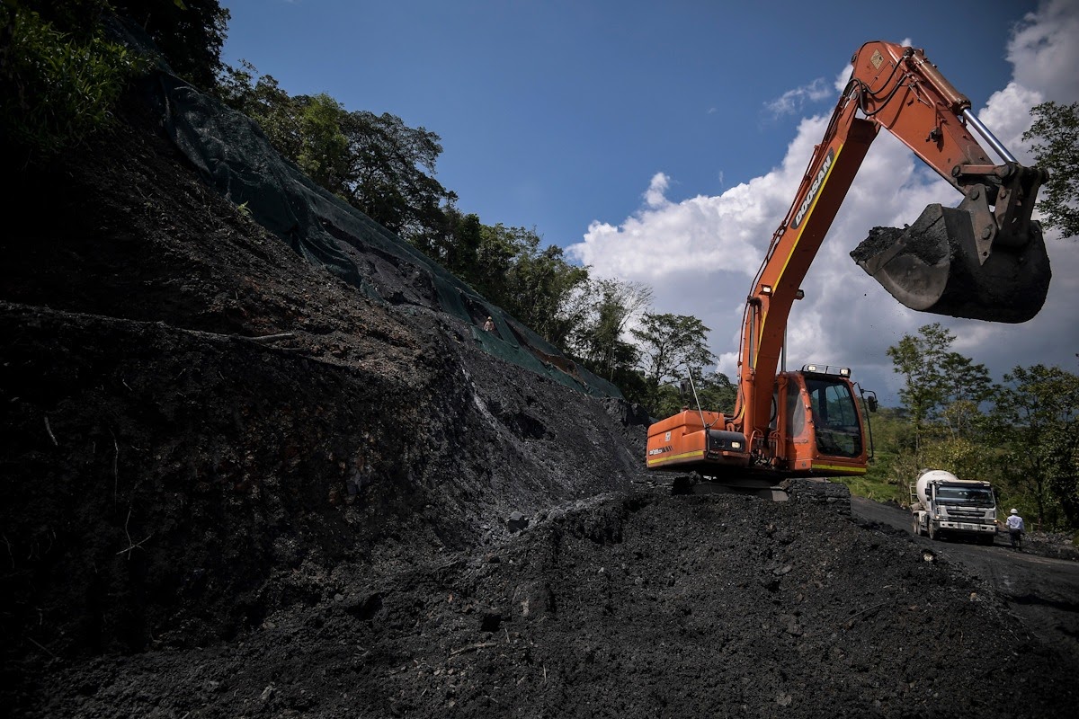 Obras en la Transversal del Sisga durante la cuarentena.